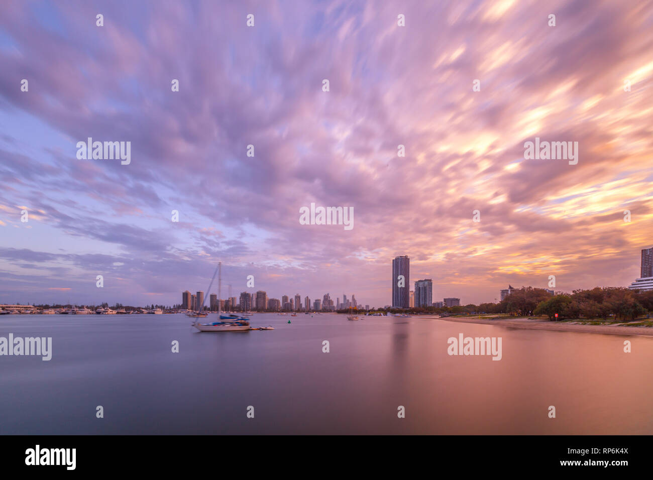 Bel tramonto su barche a vela ormeggiata e edifici ad alta - lunga esposizione. Gold Coast, Australia Foto Stock