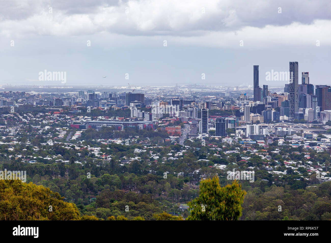 La città di Brisbane su nuvoloso giorno visto dal monte Coot-tha lookout Foto Stock