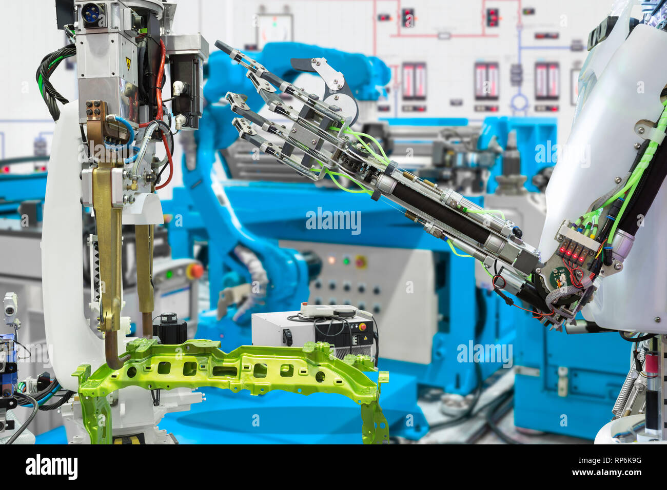 Mano robotica robot di controllo industria nella produzione automobilistica, la tecnologia del futuro concetto Foto Stock