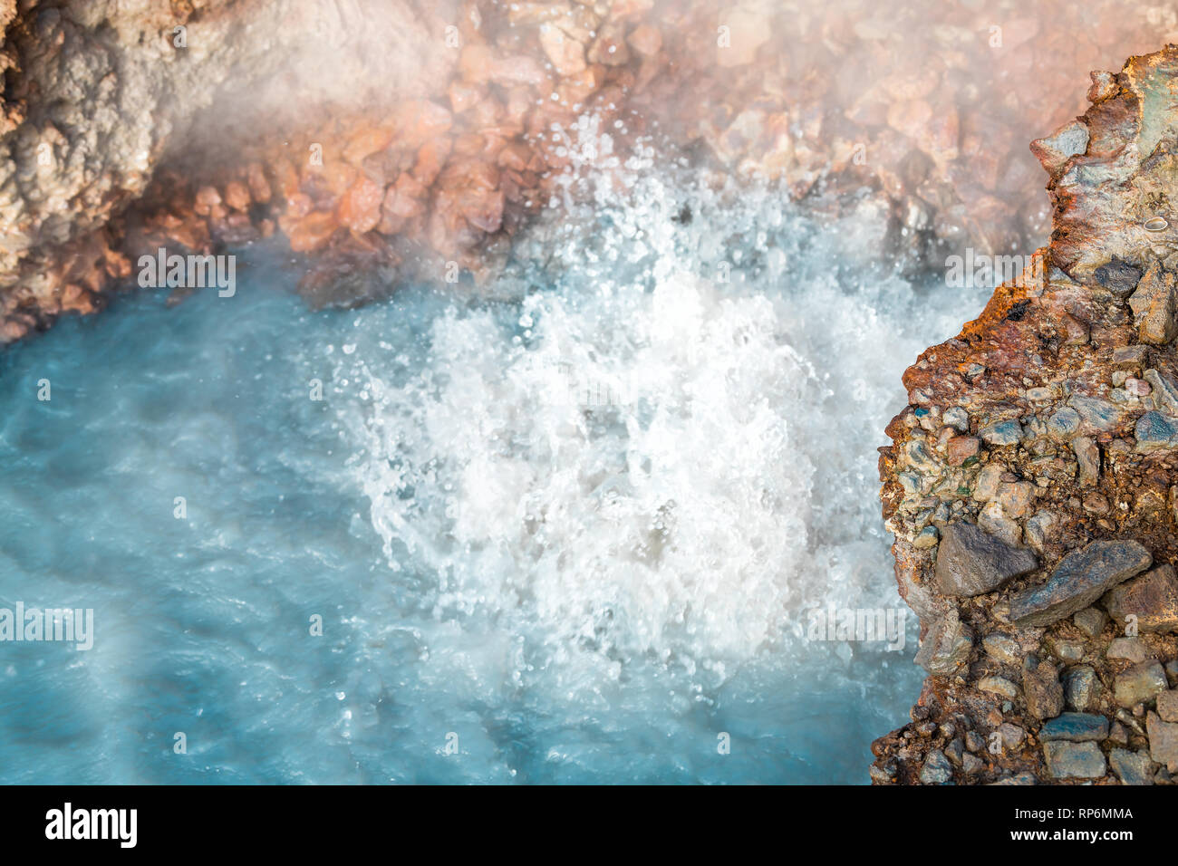 Reykjadalur, Islanda Hveragerdi Hot Springs closeup astratta di colore turchese vapore fumarola sfiato nel Golden Circle con nessuno sul sentiero escursionistico Foto Stock