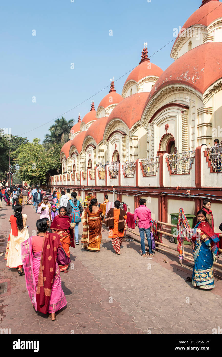 Il Dakshineswar Kali Tempio sulle rive del Fiume Hooghly con gente locale entrando e uscendo in una giornata di sole con cielo blu. Foto Stock