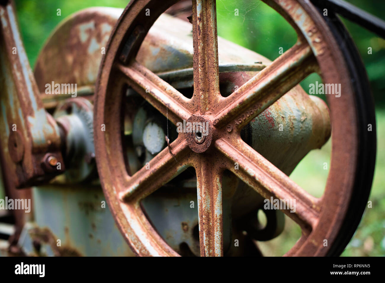 Hidden & abbandonato rusty oil rig in Allegheny National Forest, PA Foto Stock