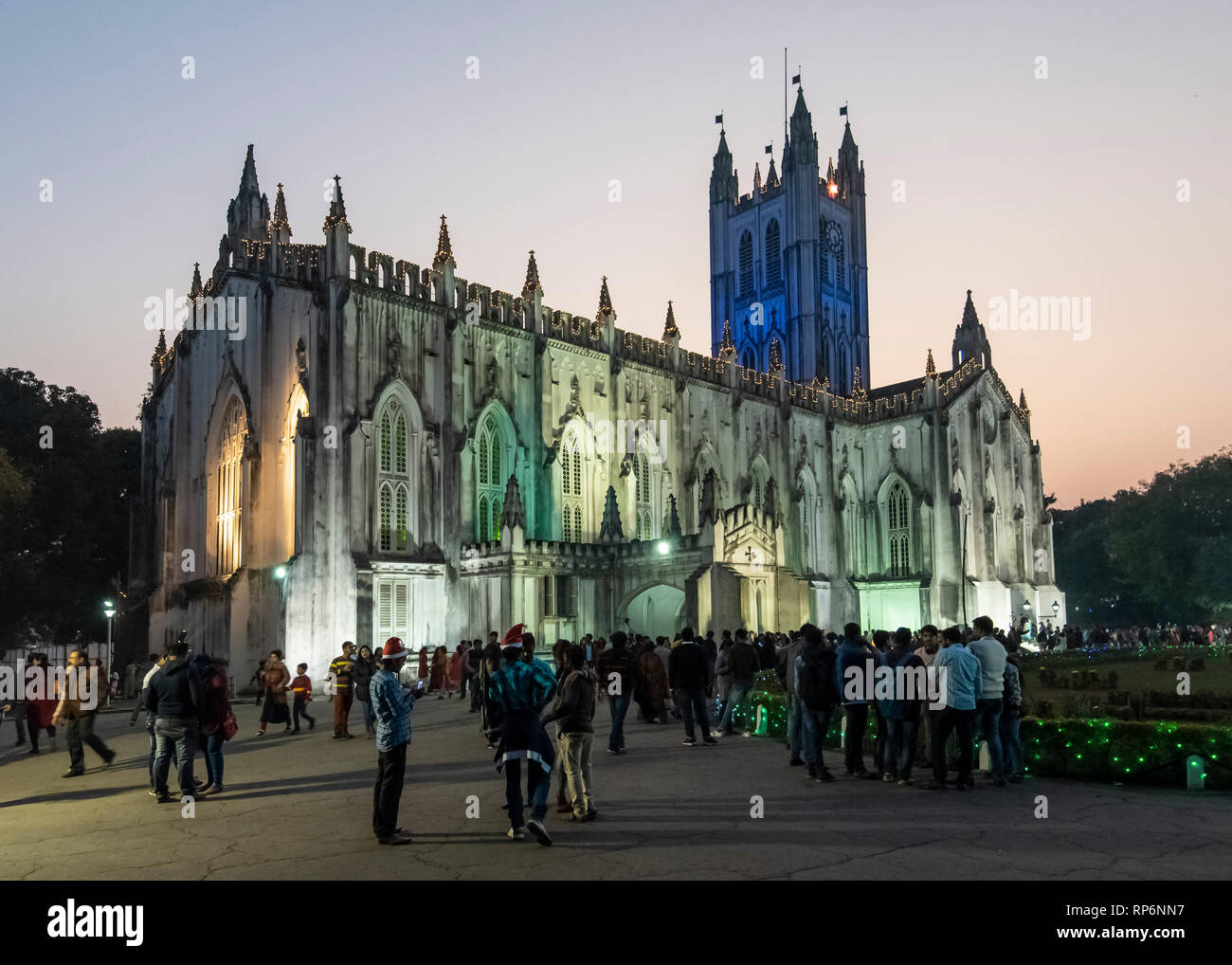 San Paolo alla Cattedrale all'interno dei terreni del memoriale della Victoria con la gente locale in visita a piedi in Kolkata al crepuscolo serale per tempo. Foto Stock