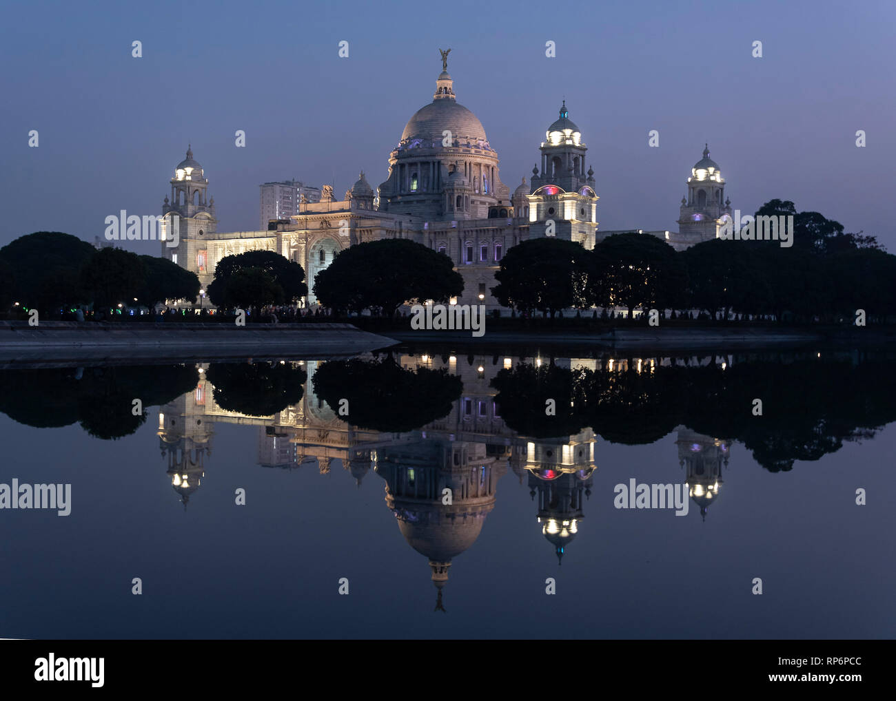 Un tempo di notte il crepuscolo vista serale della regina Victoria Memorial in Kolkata riflesso speculare in acqua del western pond. Foto Stock