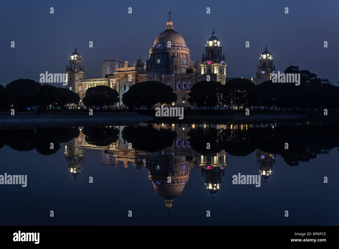 Un tempo di notte il crepuscolo vista serale della regina Victoria Memorial in Kolkata riflesso speculare in acqua del western pond. Foto Stock