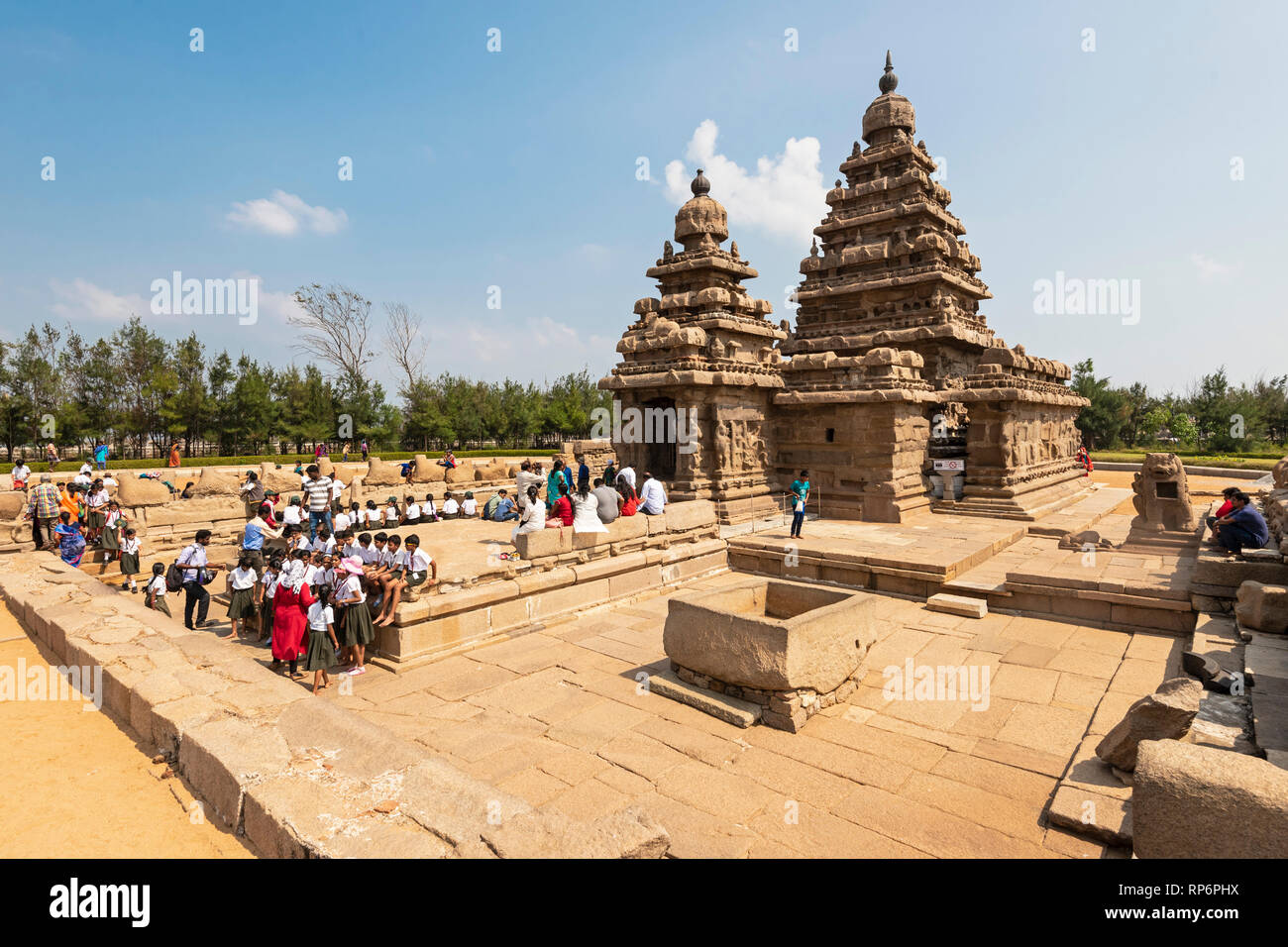 La Riva tempio di Mahabalipuram con i turisti e la gente del luogo la visita in una giornata di sole con cielo blu. Foto Stock