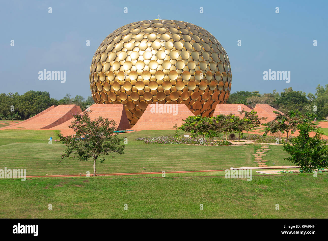 Matrimandir - la cupola dorata monumento in Auroville - un concetto di stile di vita nei pressi di Pondicherry in una giornata di sole con cielo blu. Foto Stock
