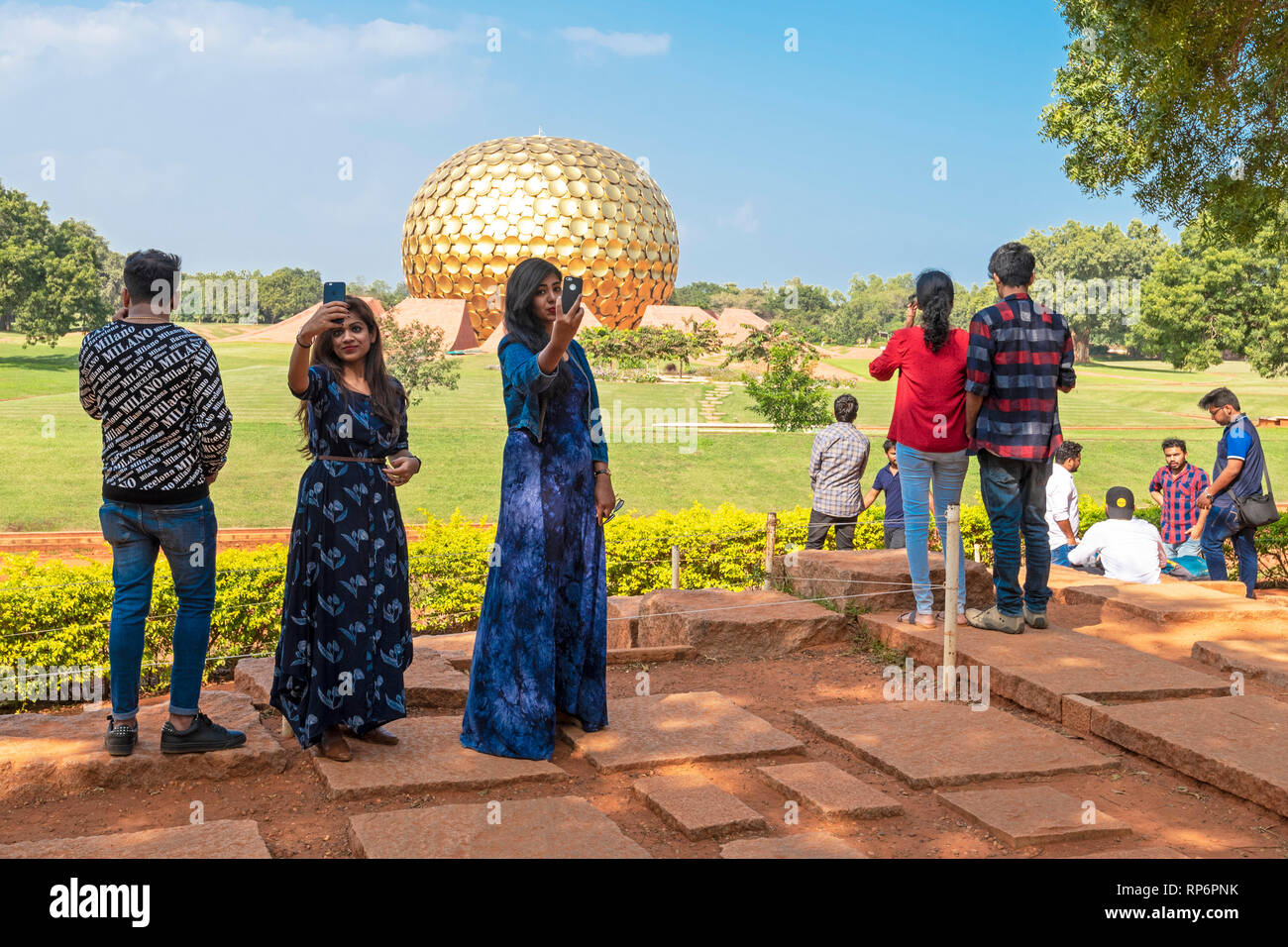 Persone locali e turisti tenendo selfies se la parte anteriore del Matrimandir - la cupola dorata monumento in Auroville - un concetto di stile di vita nei pressi di Pondicherry. Foto Stock