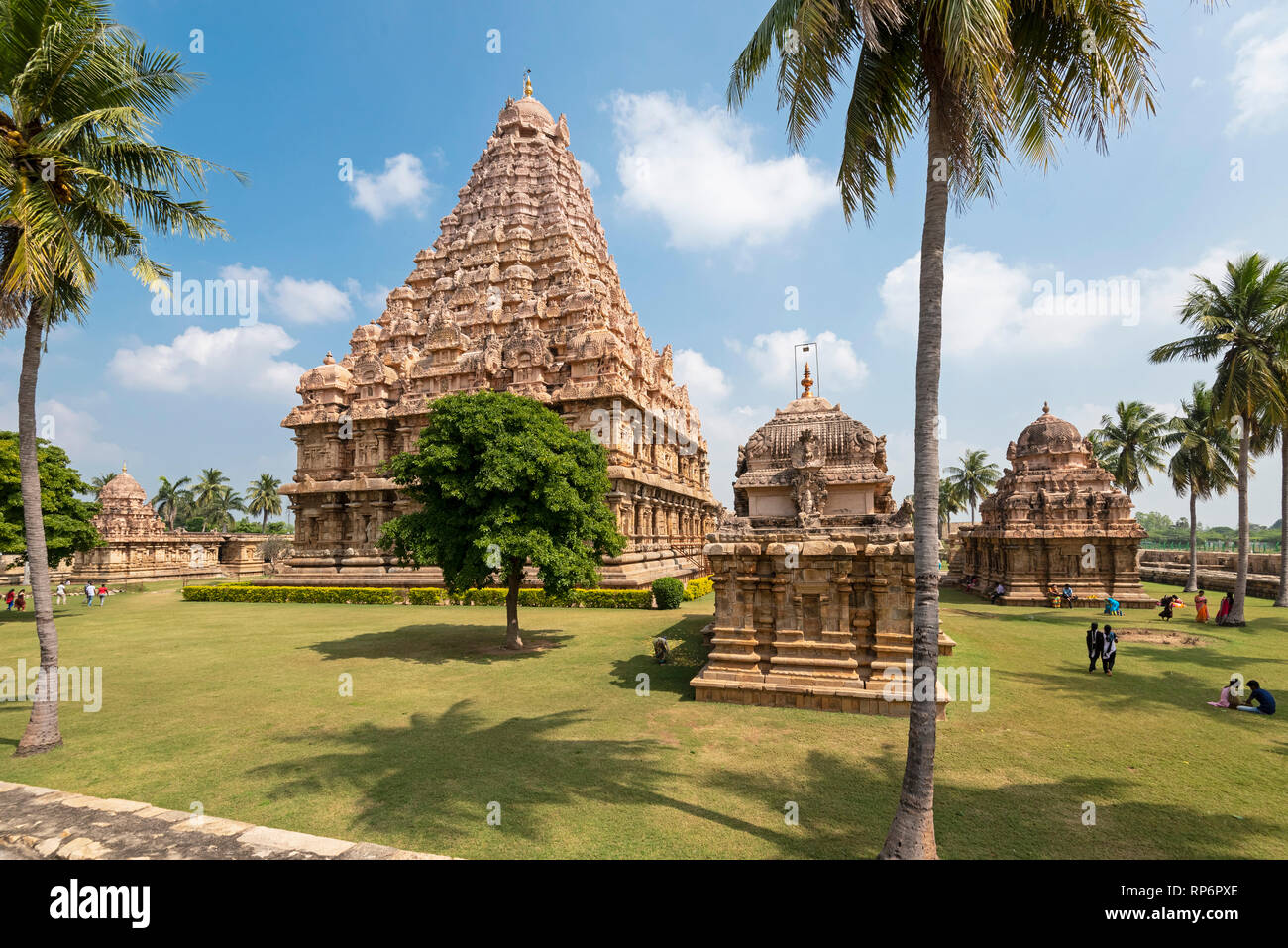 Il tempio di Brihadisvara a Gangaikonda Cholapuram con i turisti in visita in una giornata di sole con cielo blu. Foto Stock