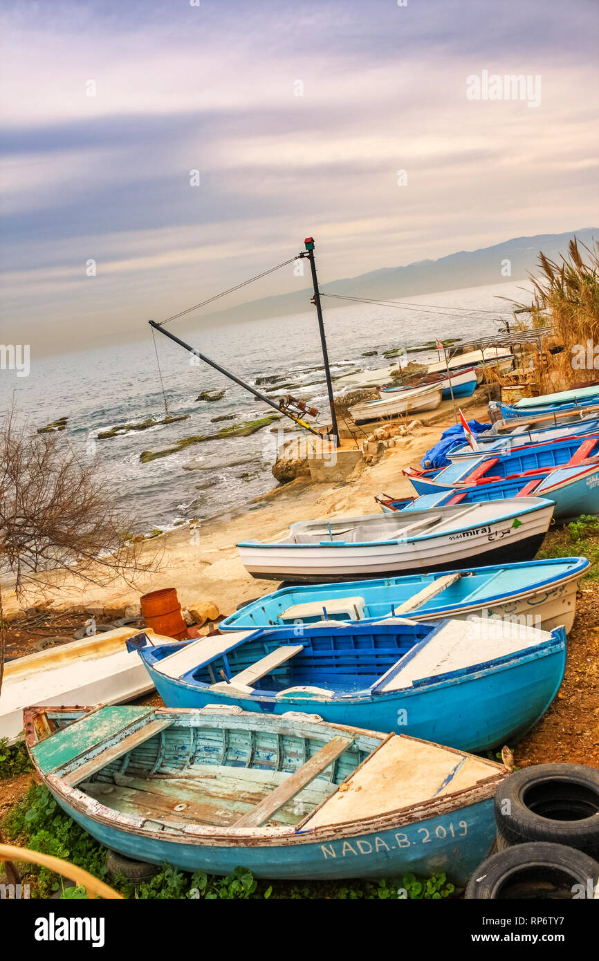 Barche di posa su una spiaggia a Beirut, in Libano. Foto Stock