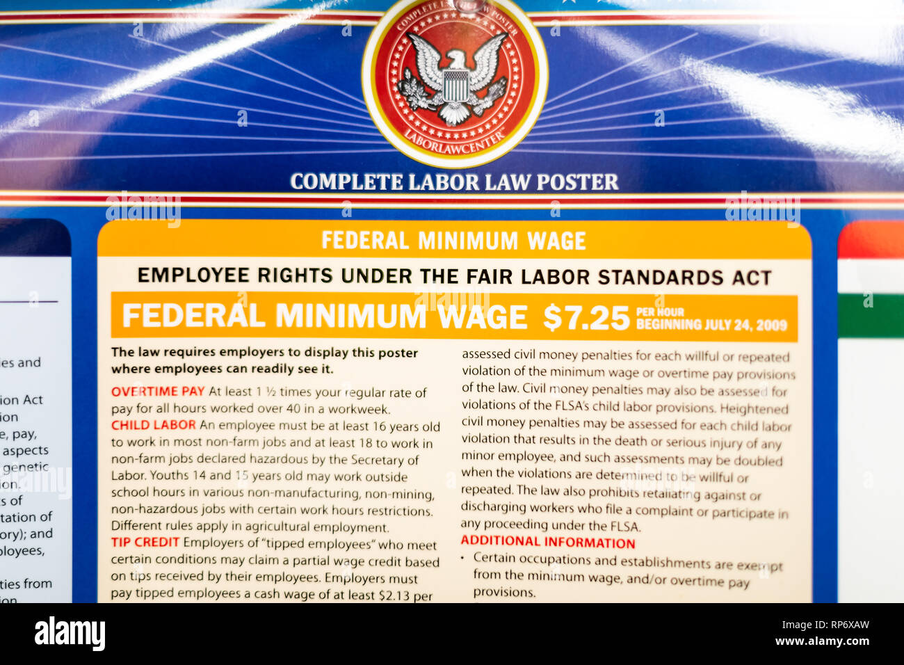 Fairfax, Stati Uniti d'America - 29 Settembre 2018: Lavoro Salario minimo disposizioni in materia di diritto del lavoro sign on board post poster informazioni in Virginia office Foto Stock