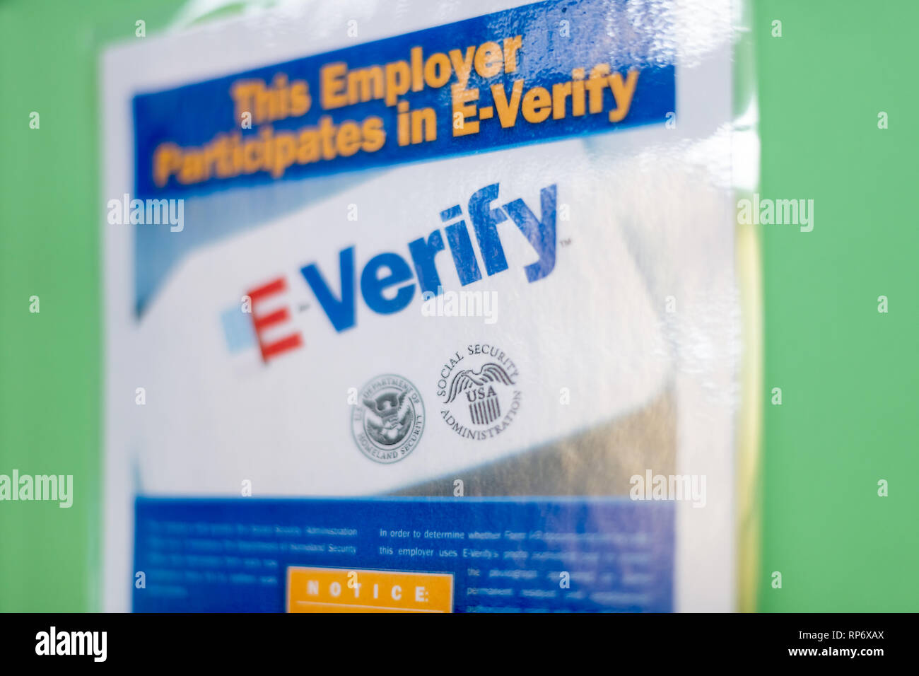 Fairfax, Stati Uniti d'America - 29 Settembre 2018: Lavoro Everify datore di lavoro regolamenti sign on board post poster informazioni in Virginia office Foto Stock