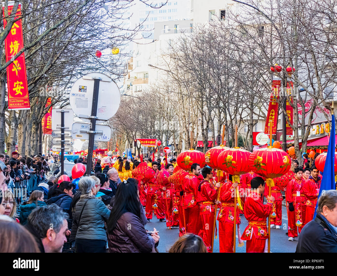 Parigi, Francia - 17 febbraio 2019. Ultimo giorno della celebrazione del Capodanno cinese festival in strada. Persone dragon lion spettacolo di danza costumi colorati. Foto Stock