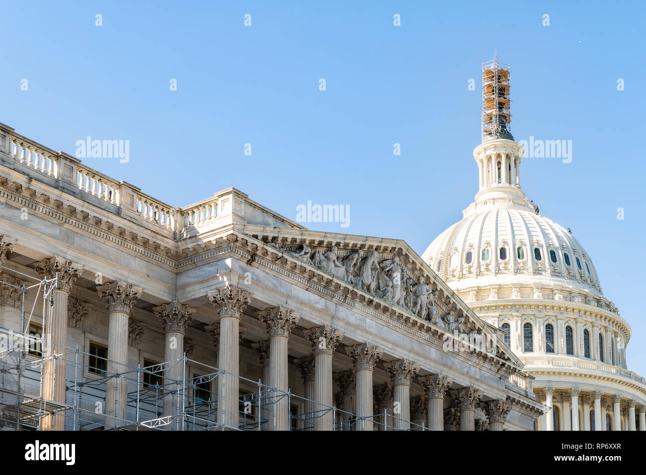 Washington DC, USA il Congresso USA costruzione a cupola esterno sul capitale Capitol Hill con blue sky colonne pilastri e ponteggi Foto Stock