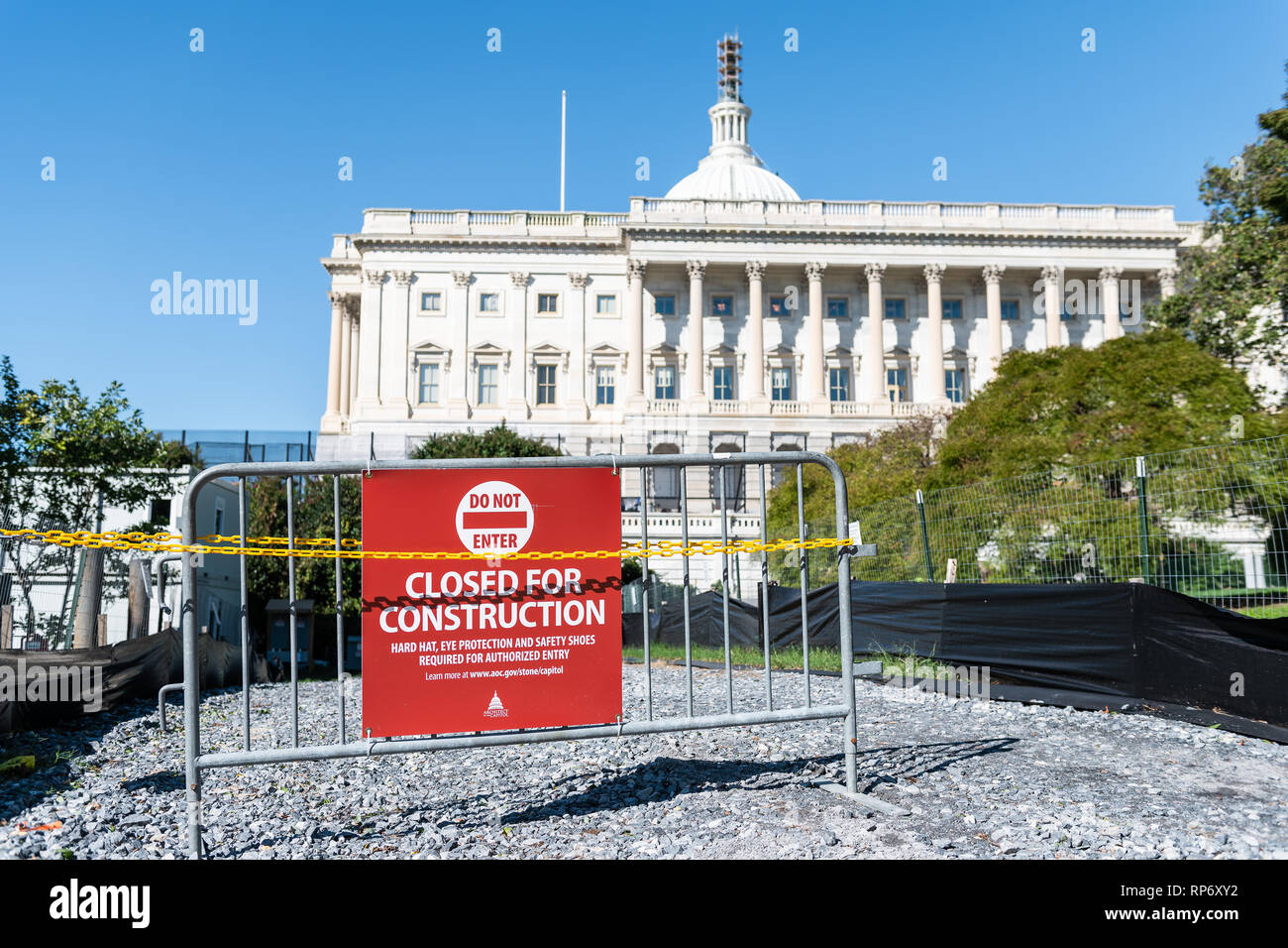 Washington DC, Stati Uniti d'America - 12 Ottobre 2018: il Congresso USA costruzione a cupola esterno sul capitale Capitol Hill con il blu del cielo e segno di recinzione con non immettere c Foto Stock