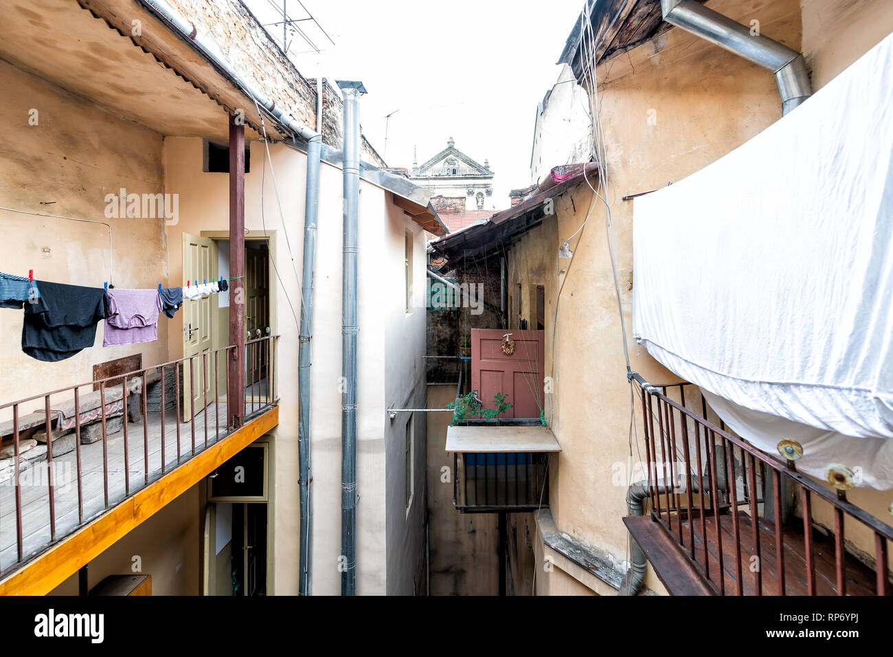 Tipico cortile per appendere gli abiti in estate essiccazione su rack linea di stendibiancheria in Ucraina da vecchi vintage ucraino di Lviv edifici di appartamenti Foto Stock