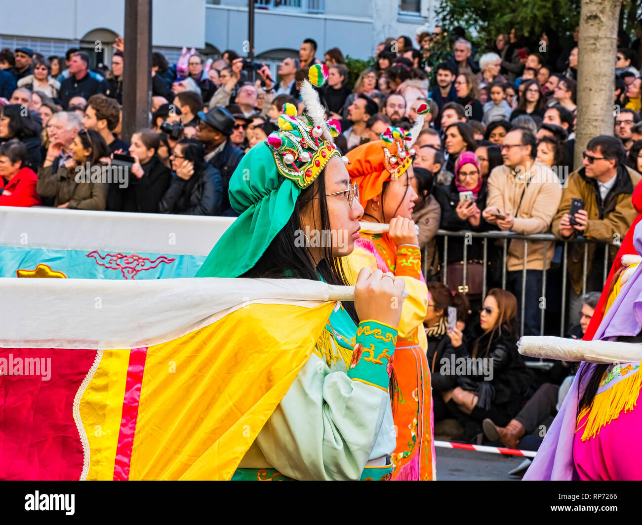 Parigi, Francia - 17 febbraio 2019. Ultimo giorno della celebrazione del Capodanno cinese festival in strada. Persone dragon lion spettacolo di danza costumi colorati. Foto Stock