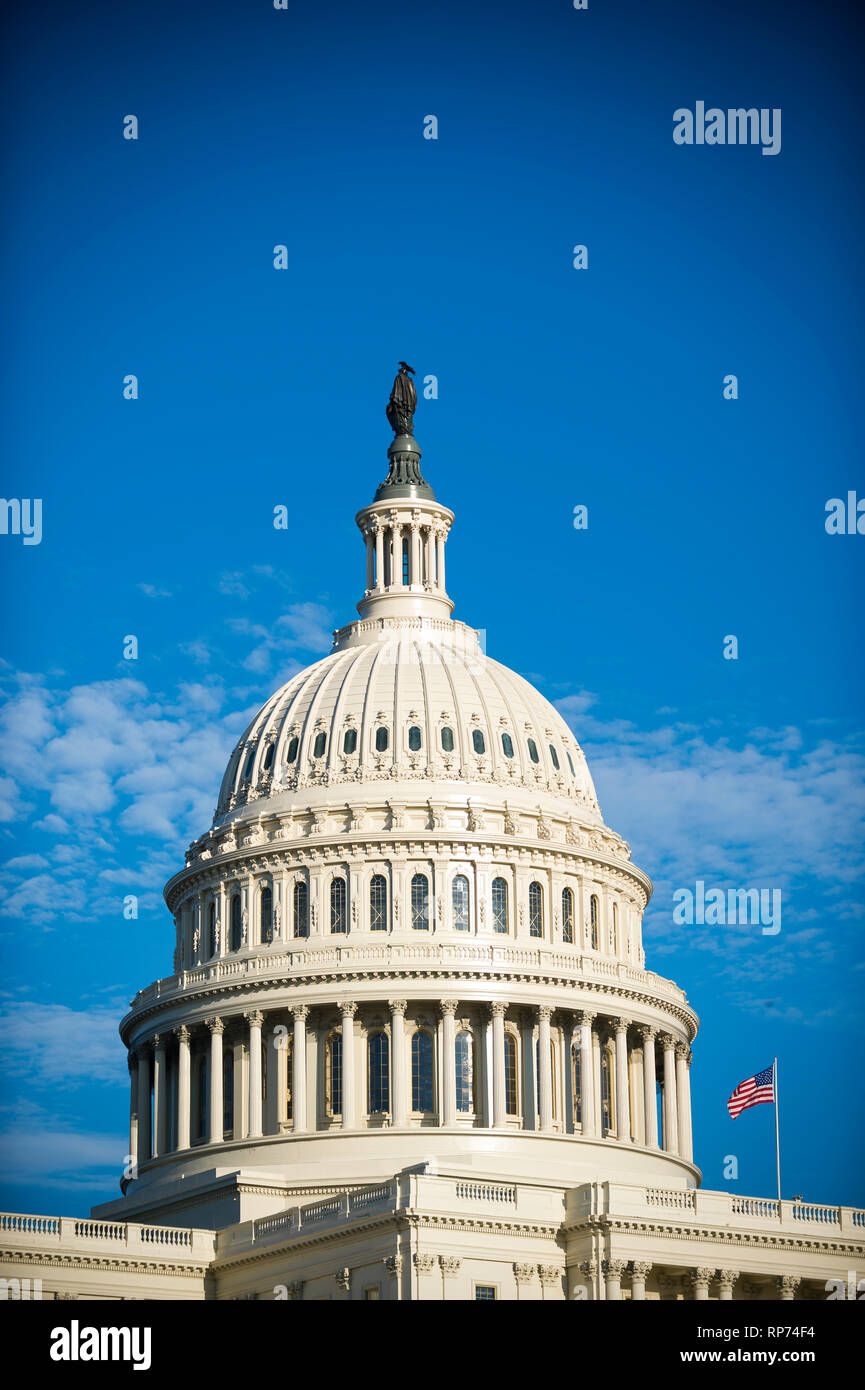 Scenic blue sky vista sulla cupola del Campidoglio US edificio nel luminoso sole di mezzogiorno a Washington DC, Stati Uniti d'America Foto Stock