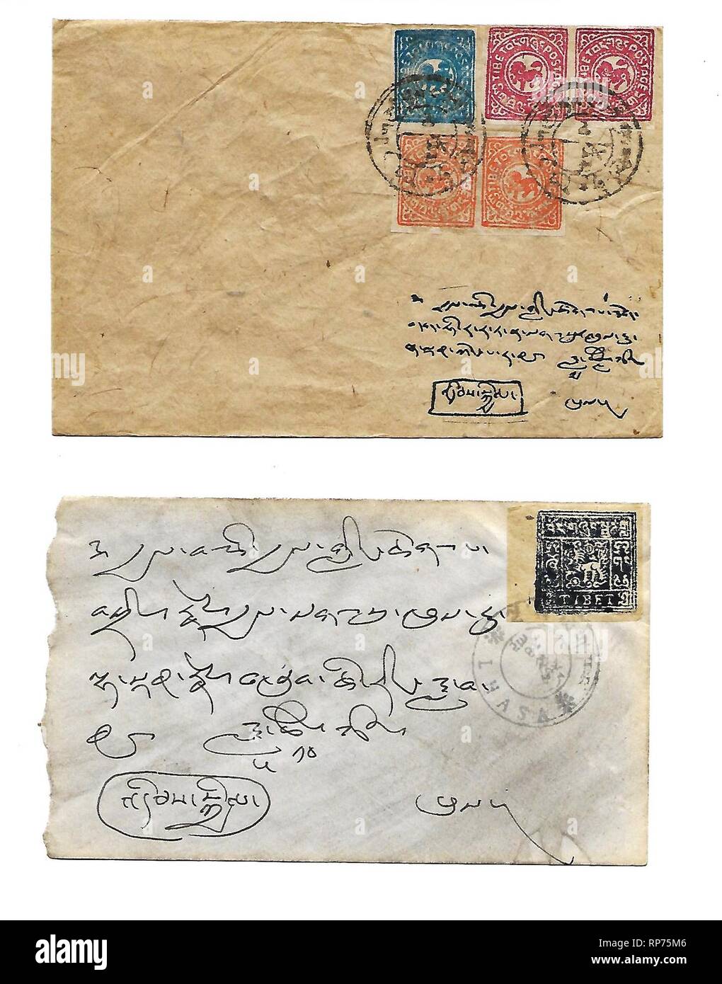 Stampigliato buste inviato nel Tibet indipendente, eventualmente in ritardo come mid-1950s. Il Tibet è stato non membro dell'Unione postale universale, in modo che le lettere inviate all'estero ha dovuto essere portano timbri indiano anche. Foto Stock