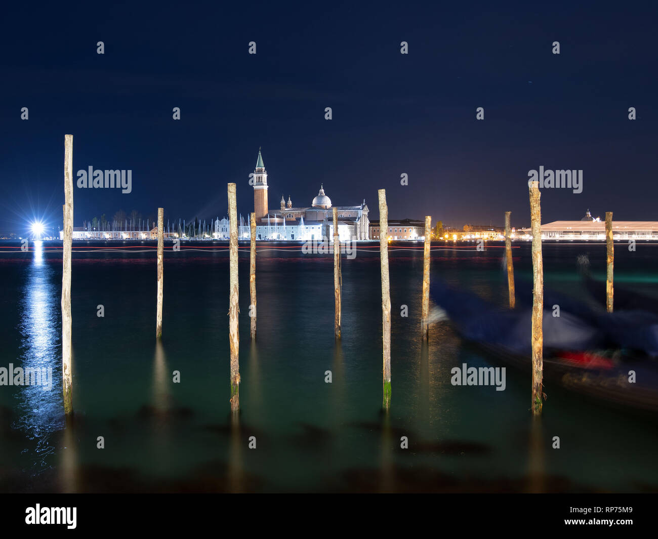 Un night shot della venezia canal guardando oltre verso San Giorgio Maggiore, una delle isole di Venezia, Foto Stock