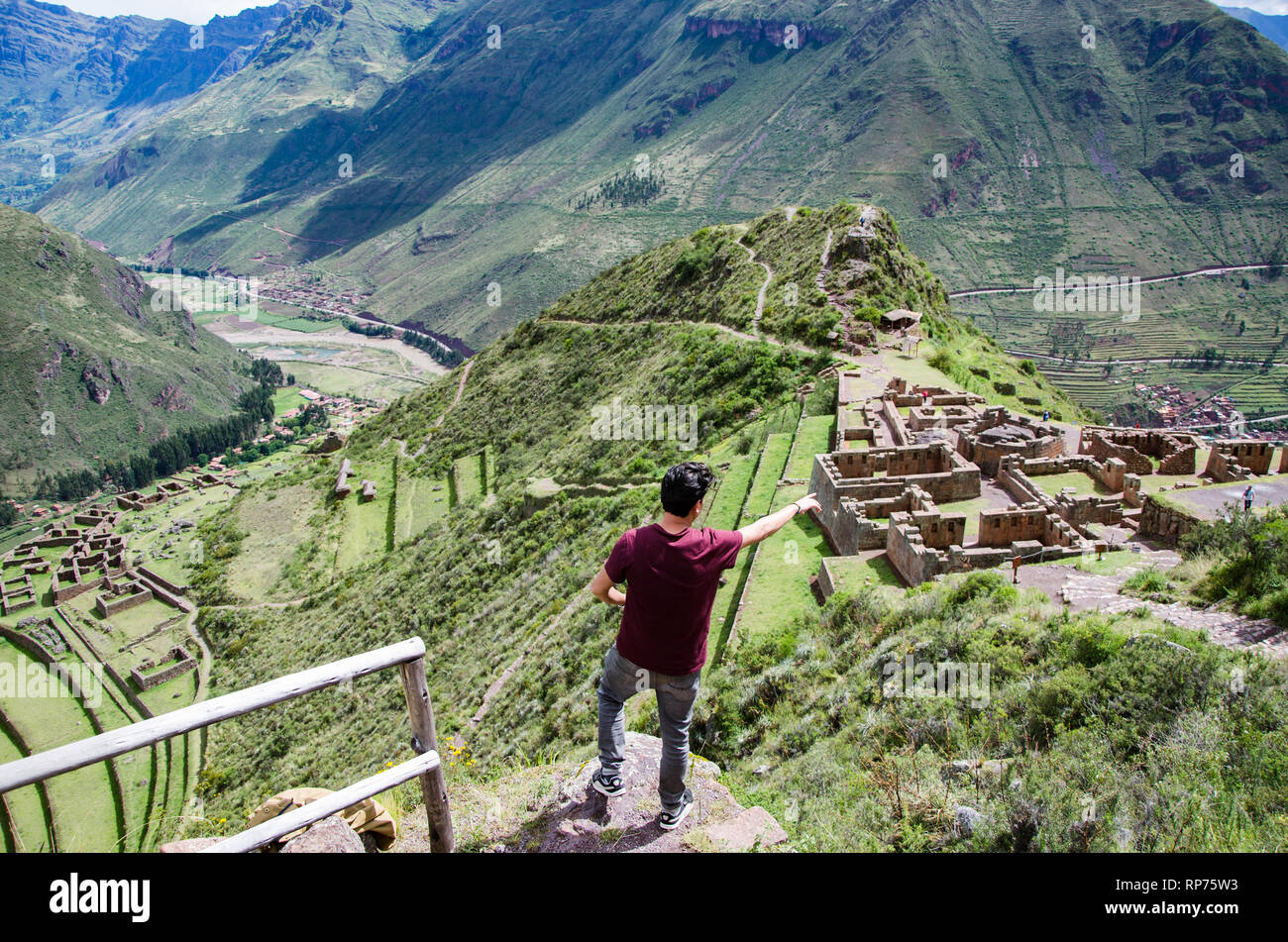 Tourist esplorando l'Inca sentieri che portano alle rovine di Pisac, Valle Sacra, importante meta di viaggio nella regione di Cusco, Perù. Vacanze e avventure in Sud America. Foto Stock