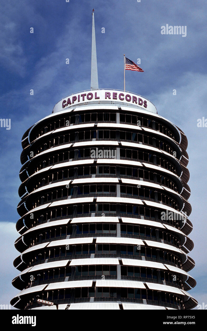 La Capitol Records Tower Building, che era stato progettato per assomigliare ad una pila di dischi in vinile su una piattaforma girevole con il suo mandrino appuntita sporgente fuori la parte superiore, è stato un punto di riferimento a partire dal 1956 a Hollywood, California, Stati Uniti d'America. Il round 13 piani sorge a 150 piedi (46 metri) e le case del Campidoglio gli studi di registrazione che includono alcuni con metropolitana camere di echo. Foto Stock