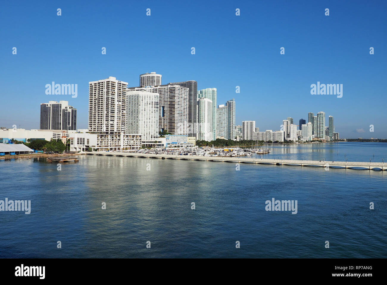 Le torri residenziali sulla Intracoastal Waterway e sulla Baia di Biscayne, Miami, Florida, su di una tranquilla mattina d'autunno. Foto Stock
