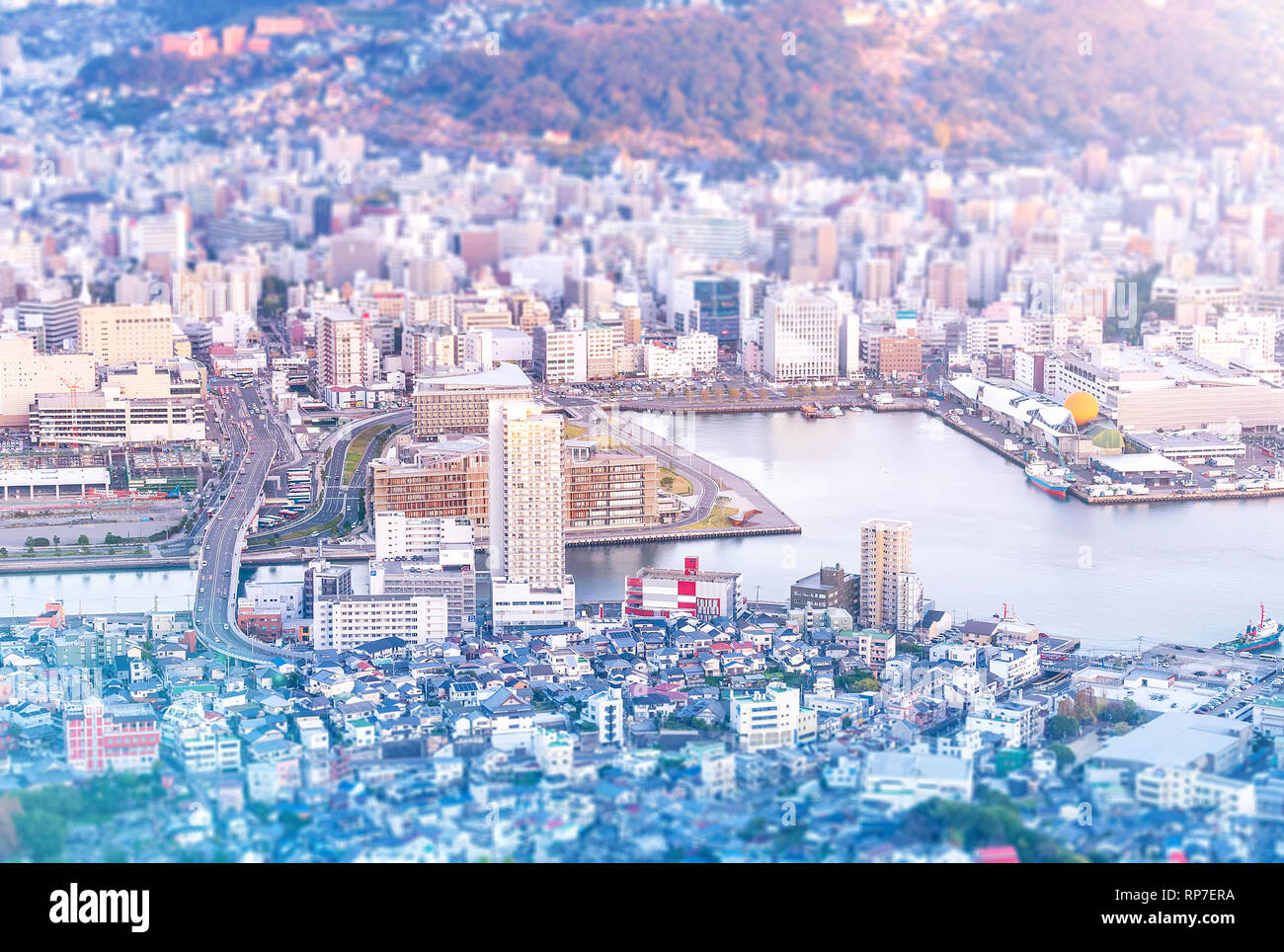 Il concetto di business, tilt shift effetto paesaggio urbano moderno di Nagasaki il tramonto dal monte inasa, il nuovo top 3 nightview del mondo, vista aerea, spazio di copia Foto Stock