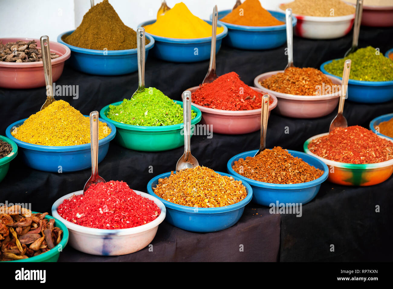 Indiano spezie colorate a Anjuna mercato delle pulci a Goa, India Foto Stock