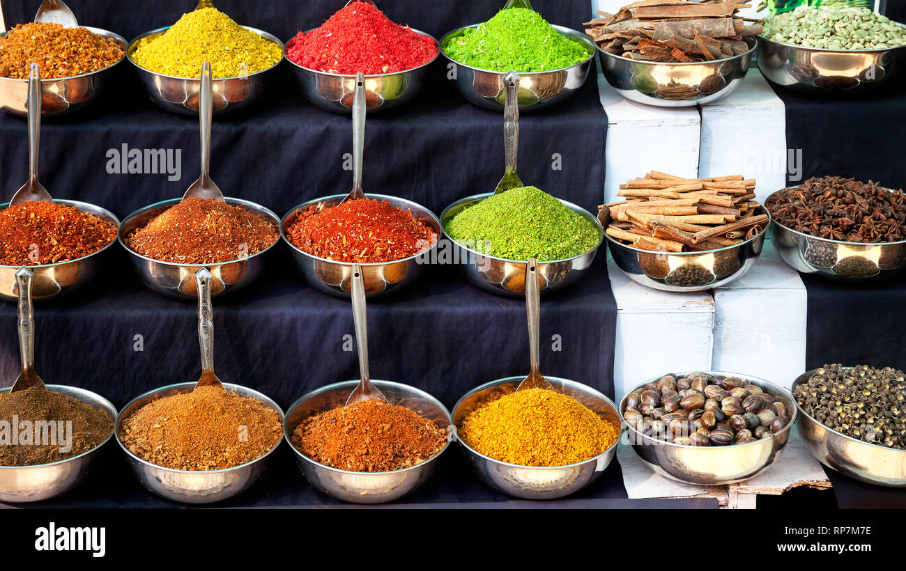 Indiano spezie colorate al mercato in Goa, India Foto Stock