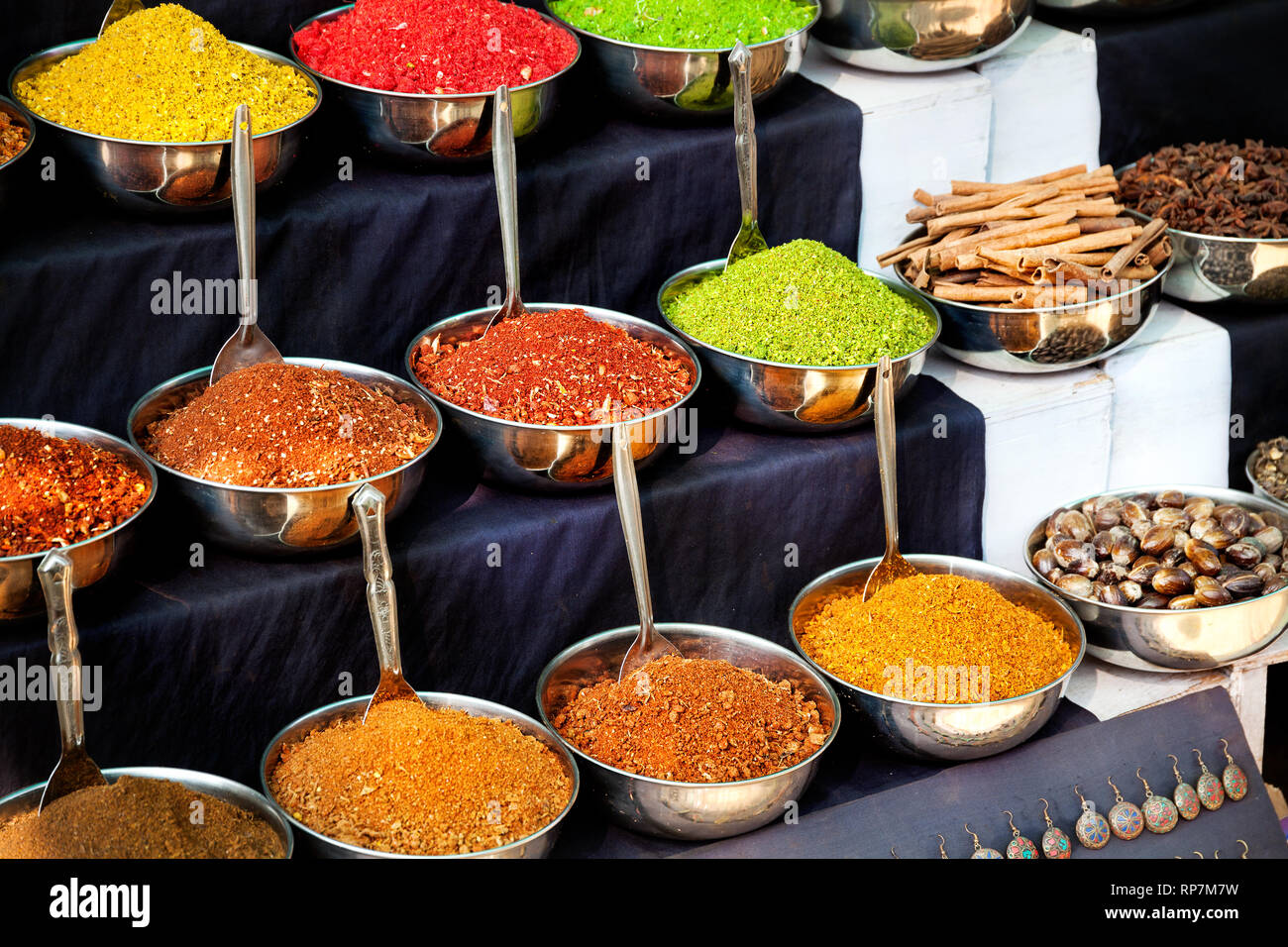 Indiano spezie colorate al mercato in Goa, India Foto Stock