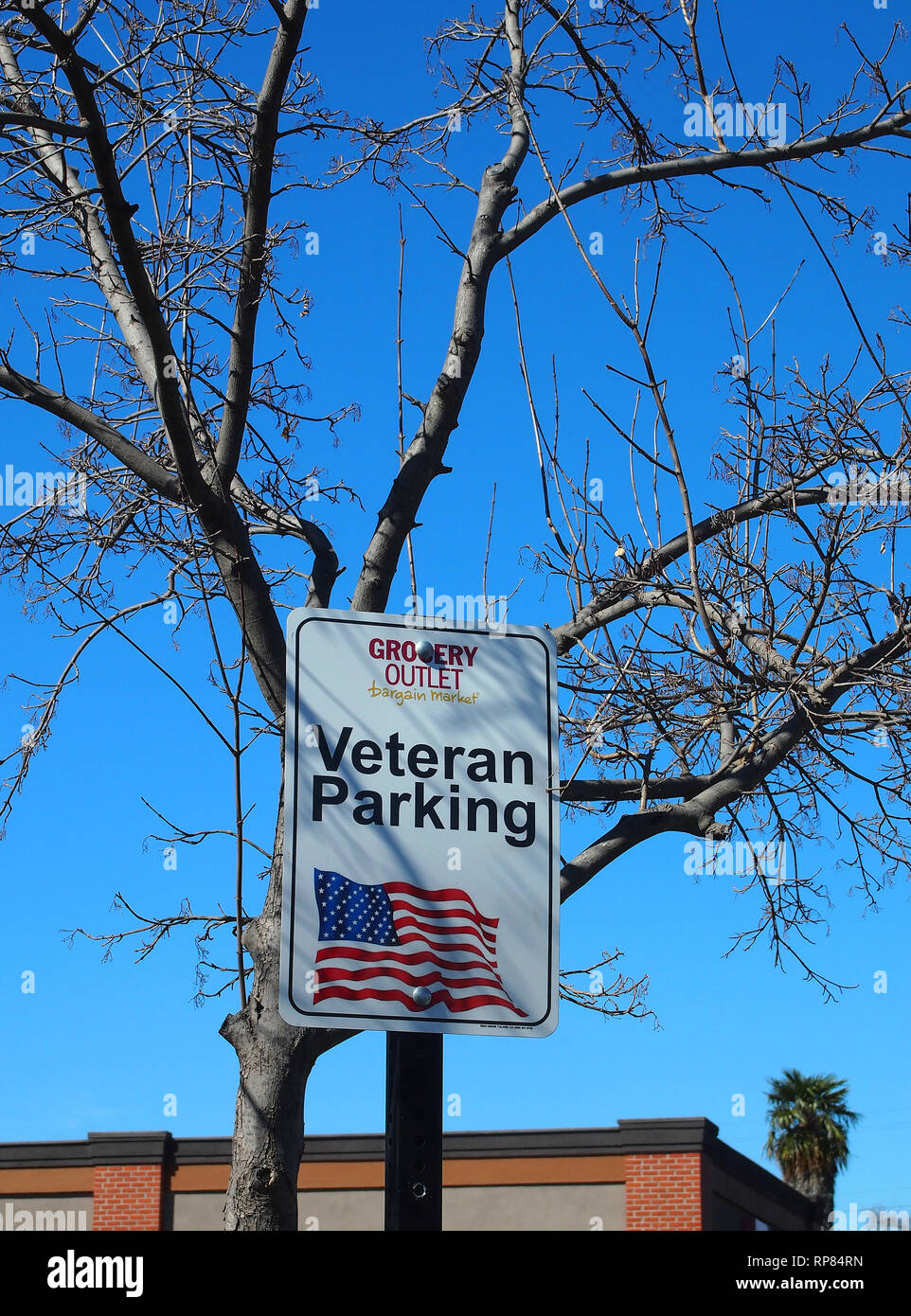 Veterani simbolo di parcheggio presso un negozio di generi alimentari canzone uscita Market store in Hayward, CALIFORNIA, STATI UNITI D'AMERICA Foto Stock