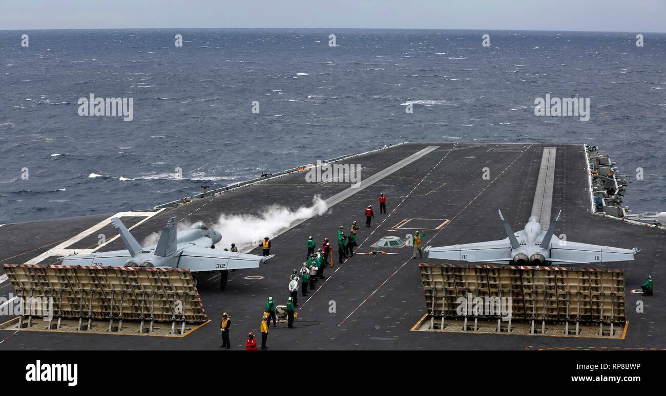 190219-N-MM912-2067 OCEANO ATLANTICO (feb. 19, 2019) F/A-18 Super calabroni assegnati al vettore Air Wing 7 preparare il lancio dal ponte di volo dell'Nimitz-class portaerei USS Abraham Lincoln (CVN 72). Abraham Lincoln è in corso composito conduttore unità di addestramento esercizio (COMPTUEX) con supporto Strike gruppo (CSG) 12. I componenti del CSG 12 incarnano un team-di-squadre concetto, che unisce la superficie avanzata, aria e sistemi attivi per creare e sostenere la capacità operativa. Questo consente loro di preparare e condurre operazioni globali, sono efficaci e durevoli di comando e di controllo, e de Foto Stock