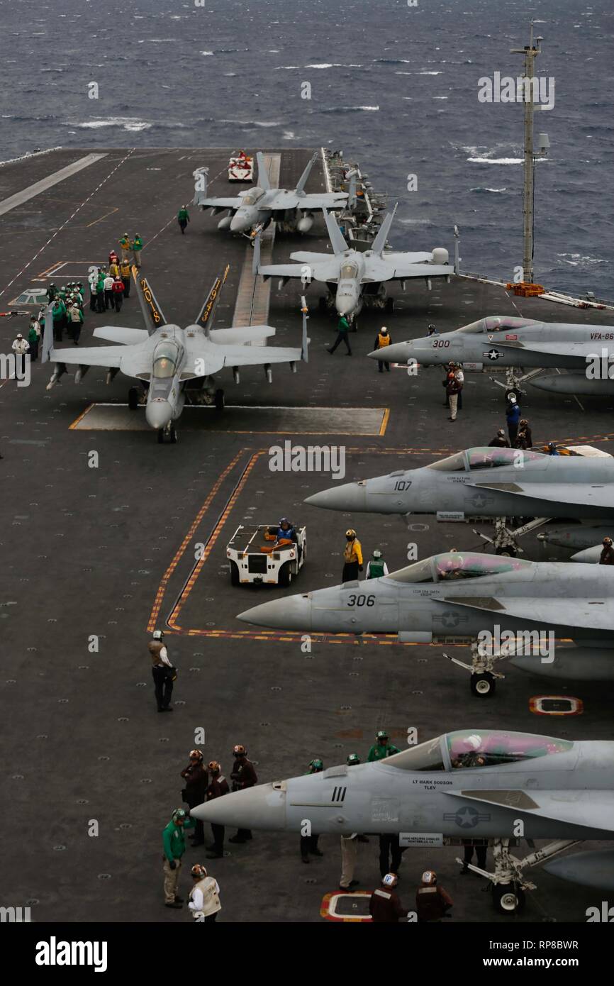 190219-N-MM912-2002 OCEANO ATLANTICO (feb. 19, 2019) F/A-18 Super calabroni assegnati al vettore Air Wing 7 preparare il lancio dal ponte di volo dell'Nimitz-class portaerei USS Abraham Lincoln (CVN 72). Abraham Lincoln è in corso composito conduttore unità di addestramento esercizio (COMPTUEX) con supporto Strike gruppo (CSG) 12. I componenti del CSG 12 incarnano un team-di-squadre concetto, che unisce la superficie avanzata, aria e sistemi attivi per creare e sostenere la capacità operativa. Questo consente loro di preparare e condurre operazioni globali, sono efficaci e durevoli di comando e di controllo, e de Foto Stock