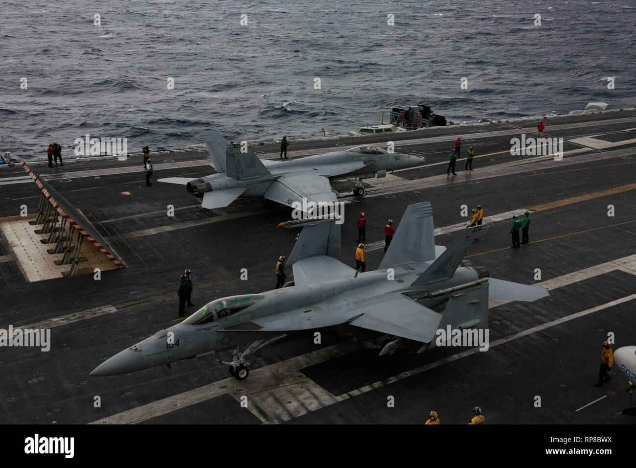 190219-N-MM912-1062 OCEANO ATLANTICO (feb. 19, 2019) F/A-18E Super calabroni assegnati al vettore Air Wing 7 preparare il lancio dal ponte di volo dell'Nimitz-class portaerei USS Abraham Lincoln (CVN 72). Abraham Lincoln è in corso composito conduttore unità di addestramento esercizio (COMPTUEX) con supporto Strike gruppo (CSG) 12. I componenti del CSG 12 incarnano un team-di-squadre concetto, che unisce la superficie avanzata, aria e sistemi attivi per creare e sostenere la capacità operativa. Questo consente loro di preparare e condurre operazioni globali, sono efficaci e durevoli di comando e di controllo, e d Foto Stock