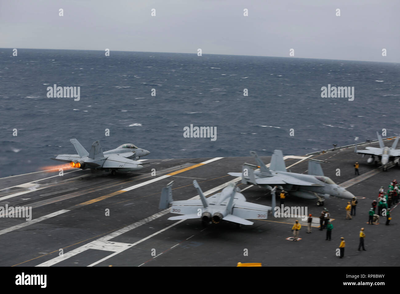 190219-N-MM912-2009 OCEANO ATLANTICO (feb. 19, 2019) Un F/A-18F Super calabroni assegnato al "Jolly Rogers' di Strike Fighter Squadron (VFA) 103 lancia dal ponte di volo dell'Nimitz-class portaerei USS Abraham Lincoln (CVN 72). Abraham Lincoln è in corso composito conduttore unità di addestramento esercizio (COMPTUEX) con supporto Strike gruppo (CSG) 12. I componenti del CSG 12 incarnano un team-di-squadre concetto, che unisce la superficie avanzata, aria e sistemi attivi per creare e sostenere la capacità operativa. Questo consente loro di preparare e condurre operazioni globali di disporre di efficaci e las Foto Stock