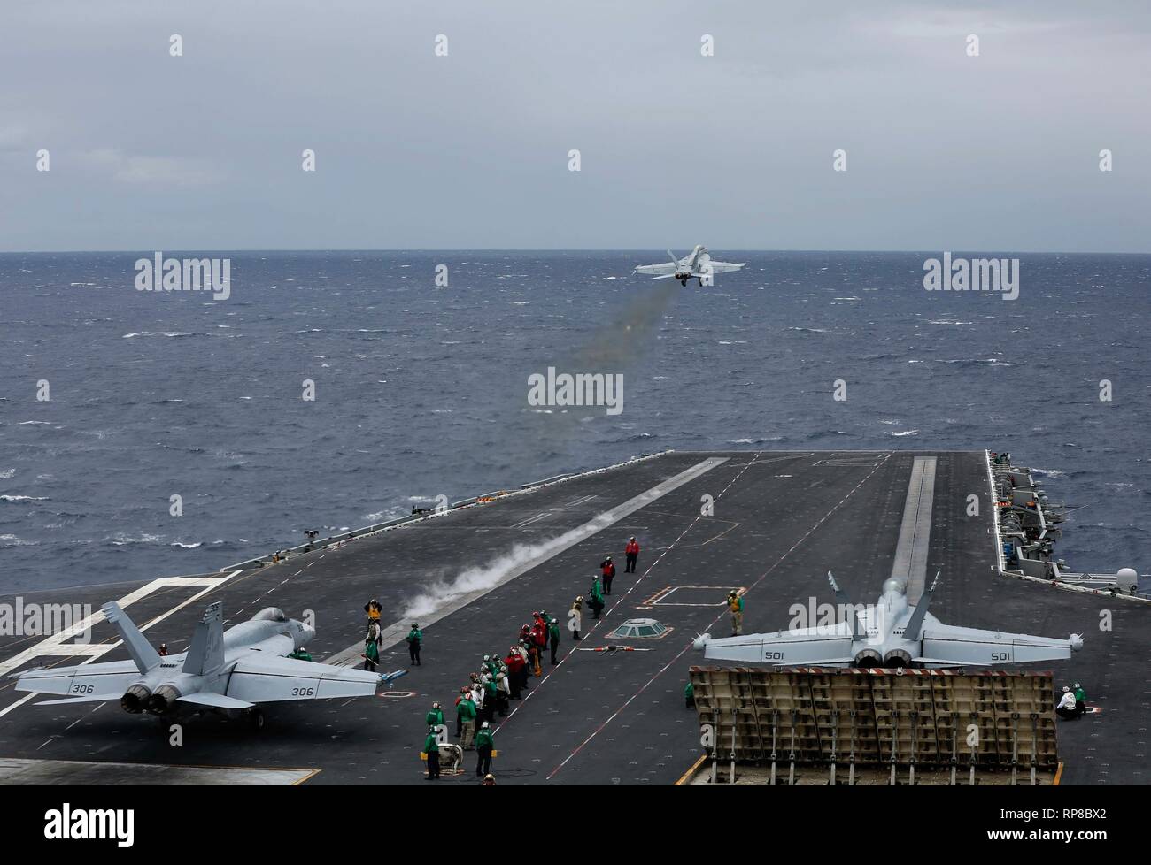 190219-N-MM912-2081 OCEANO ATLANTICO (feb. 19, 2019) F/A-18 Super calabroni assegnati al vettore Air Wing (CVW) 7 lancio dal ponte di volo dell'Nimitz-class portaerei USS Abraham Lincoln (CVN 72). Abraham Lincoln è in corso composito conduttore unità di addestramento esercizio (COMPTUEX) con supporto Strike gruppo (CSG) 12. I componenti del CSG 12 incarnano un team-di-squadre concetto, che unisce la superficie avanzata, aria e sistemi attivi per creare e sostenere la capacità operativa. Questo consente loro di preparare e condurre operazioni globali, sono efficaci e durevoli di comando e di controllo, e demonst Foto Stock