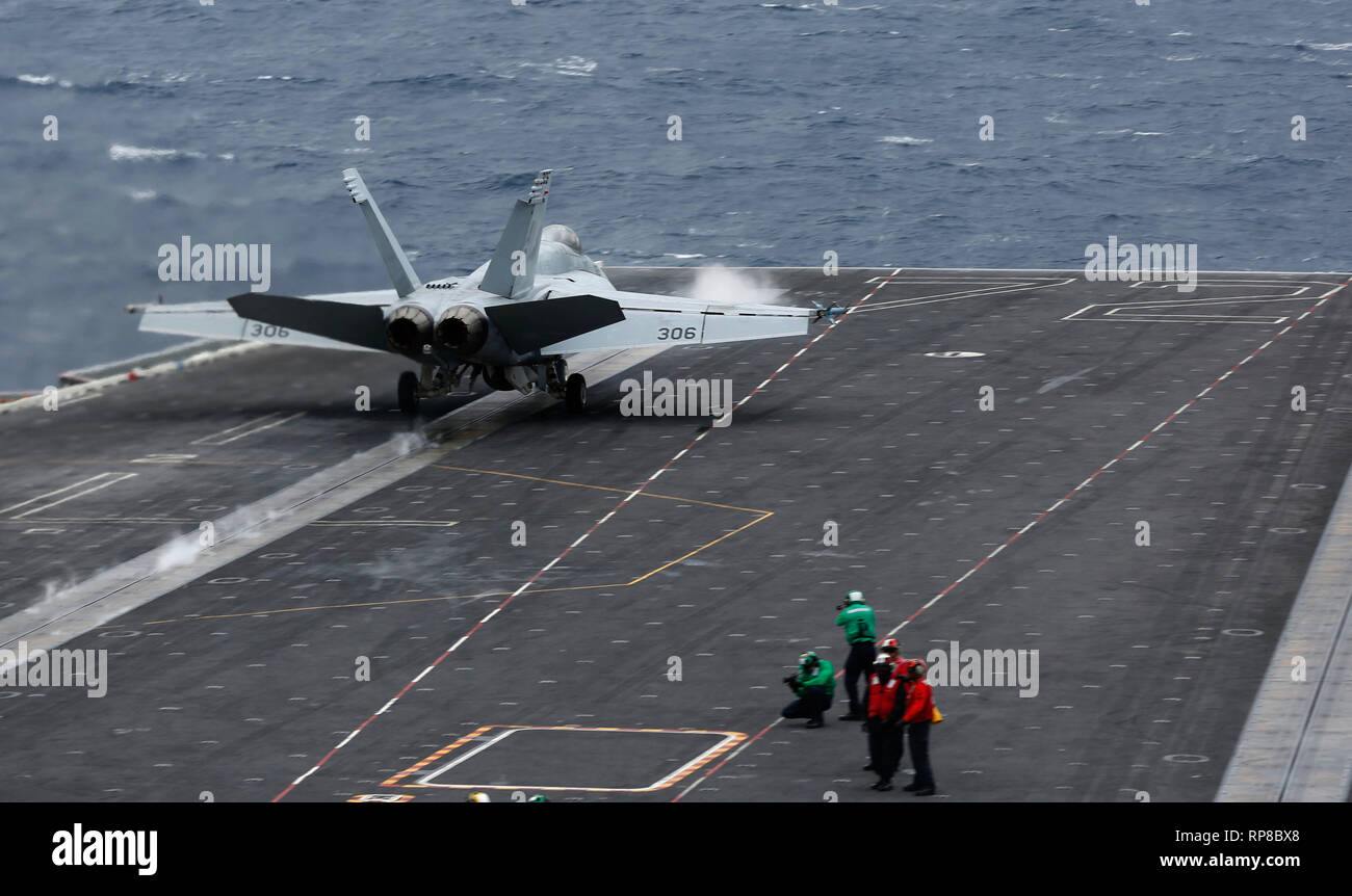 190219-N-MM912-2093 OCEANO ATLANTICO (feb. 19, 2019) Un F/A-18E Super Hornet assegnati al 'Sidewinders' di Strike Fighter Squadron (VFA) 86 lancia dal ponte di volo dell'Nimitz-class portaerei USS Abraham Lincoln (CVN 72). Abraham Lincoln è in corso composito conduttore unità di addestramento esercizio (COMPTUEX) con supporto Strike gruppo (CSG) 12. I componenti del CSG 12 incarnano un team-di-squadre concetto, che unisce la superficie avanzata, aria e sistemi attivi per creare e sostenere la capacità operativa. Questo consente loro di preparare e condurre operazioni globali di disporre di efficaci e lastin Foto Stock