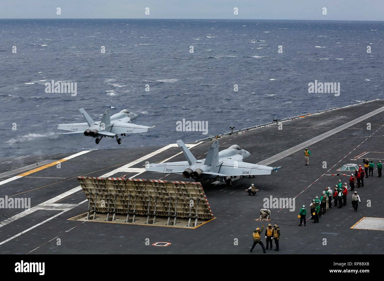 190219-N-MM912-2088 OCEANO ATLANTICO (feb. 19, 2019) Un F/A-18E Super Hornet assegnato al "pugno di Flotta" di Strike Fighter Squadron (VFA) 25 lancia dal ponte di volo dell'Nimitz-class portaerei USS Abraham Lincoln (CVN 72). Abraham Lincoln è in corso composito conduttore unità di addestramento esercizio (COMPTUEX) con supporto Strike gruppo (CSG) 12. I componenti del CSG 12 incarnano un team-di-squadre concetto, che unisce la superficie avanzata, aria e sistemi attivi per creare e sostenere la capacità operativa. Questo consente loro di preparare e condurre operazioni globali di disporre di efficaci e Foto Stock