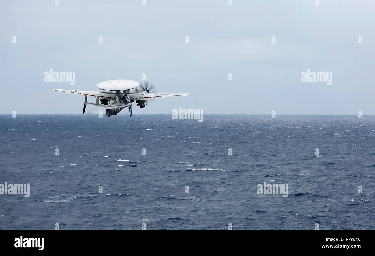 190219-N-MM912-2025 OCEANO ATLANTICO (feb. 19, 2019) E-2D Hawkeye assegnato al 'Bluetails' DELLA FLOTTA DI SUPPORTO LOGISTICO Squadron (VAW) 121 lancia dal ponte di volo dell'Nimitz-class portaerei USS Abraham Lincoln (CVN 72). Abraham Lincoln è in corso composito conduttore unità di addestramento esercizio (COMPTUEX) con supporto Strike gruppo (CSG) 12. I componenti del CSG 12 incarnano un team-di-squadre concetto, che unisce la superficie avanzata, aria e sistemi attivi per creare e sostenere la capacità operativa. Questo consente loro di preparare e condurre operazioni globali di disporre di efficaci e lastin Foto Stock