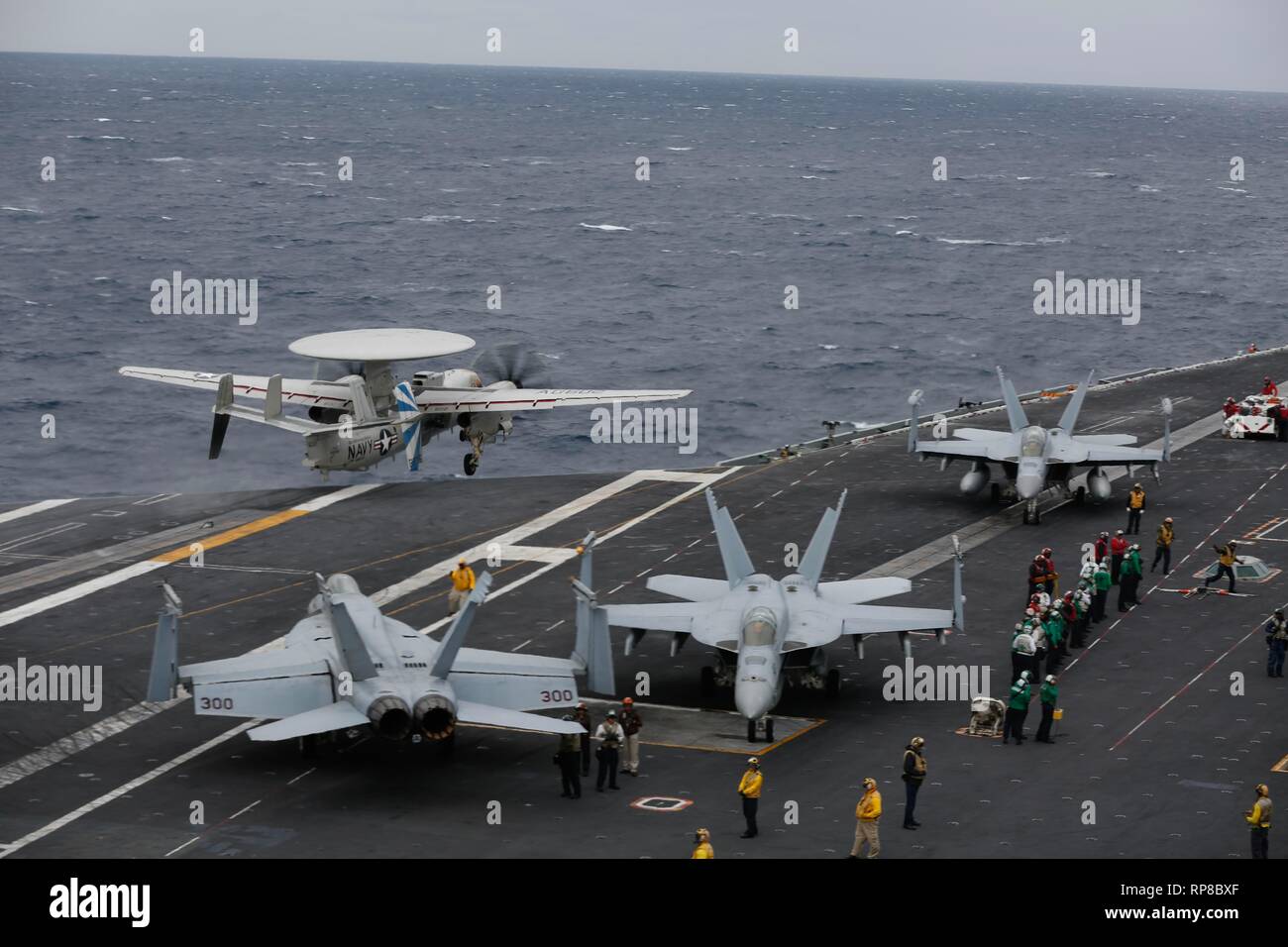 190219-N-MM912-2019 OCEANO ATLANTICO (feb. 19, 2019) E-2D Hawkeye assegnato al 'Bluetails' DELLA FLOTTA DI SUPPORTO LOGISTICO Squadron (VAW) 121 lancia dal ponte di volo dell'Nimitz-class portaerei USS Abraham Lincoln (CVN 72). Abraham Lincoln è in corso composito conduttore unità di addestramento esercizio (COMPTUEX) con supporto Strike gruppo (CSG) 12. I componenti del CSG 12 incarnano un team-di-squadre concetto, che unisce la superficie avanzata, aria e sistemi attivi per creare e sostenere la capacità operativa. Questo consente loro di preparare e condurre operazioni globali di disporre di efficaci e lastin Foto Stock