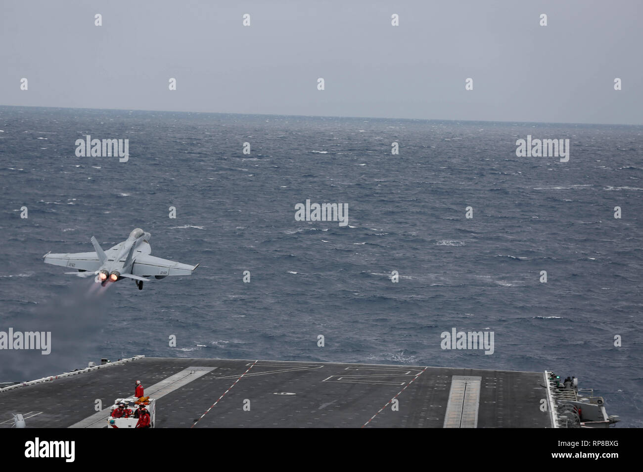 190219-N-MM912-2015 OCEANO ATLANTICO (feb. 19, 2019) F/A-18F Super calabroni assegnato al "Jolly Rogers' di Strike Fighter Squadron (VFA) 103 lancia dal ponte di volo dell'Nimitz-class portaerei USS Abraham Lincoln (CVN 72). Abraham Lincoln è in corso composito conduttore unità di addestramento esercizio (COMPTUEX) con supporto Strike gruppo (CSG) 12. I componenti del CSG 12 incarnano un team-di-squadre concetto, che unisce la superficie avanzata, aria e sistemi attivi per creare e sostenere la capacità operativa. Questo consente loro di preparare e condurre operazioni globali di disporre di efficaci e lastin Foto Stock