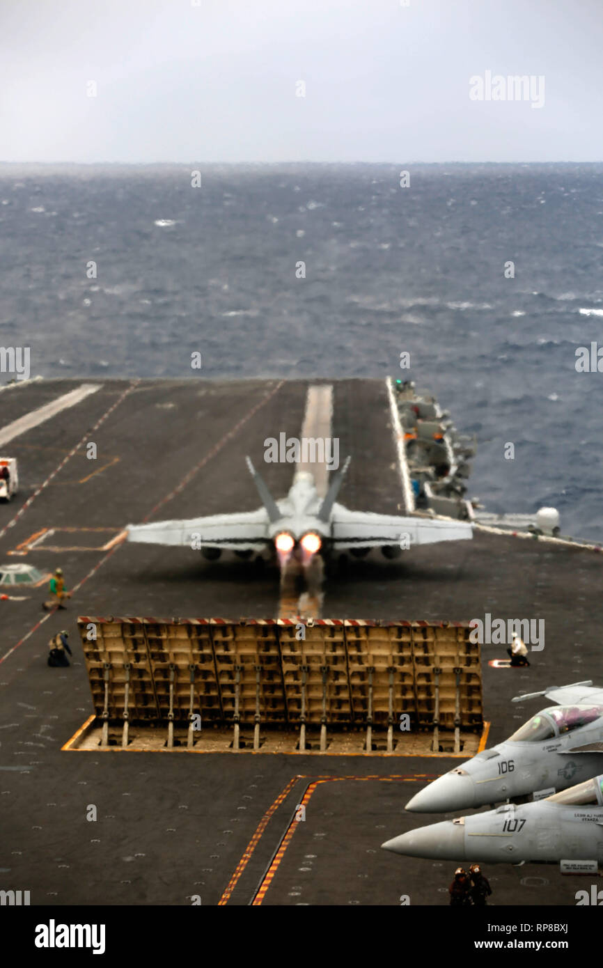 190219-N-MM912-2029 OCEANO ATLANTICO (feb. 19, 2019) Un F/A-18E Super Hornet assegnato al "Jolly Rogers' di Strike Fighter Squadron (VFA) 103 lancia dal ponte di volo dell'Nimitz-class portaerei USS Abraham Lincoln (CVN 72). Abraham Lincoln è in corso composito conduttore unità di addestramento esercizio (COMPTUEX) con supporto Strike gruppo (CSG) 12. I componenti del CSG 12 incarnano un team-di-squadre concetto, che unisce la superficie avanzata, aria e sistemi attivi per creare e sostenere la capacità operativa. Questo consente loro di preparare e condurre operazioni globali di disporre di efficaci e ultimo Foto Stock