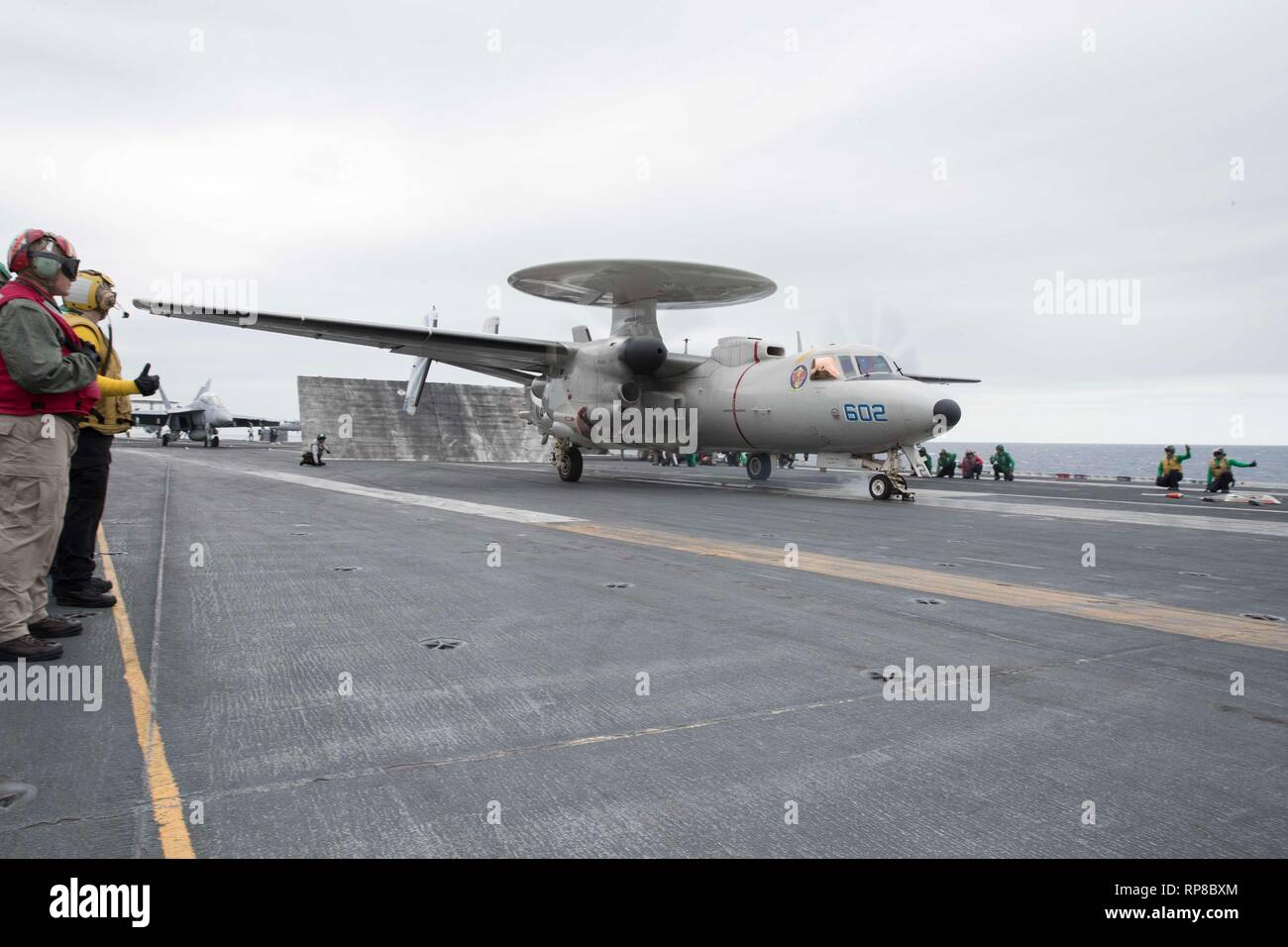 190219-N-UX312-0232 OCEANO ATLANTICO (feb. 19, 2019) E-2D Hawkeye assegnato al 'Bluetails' DELLA FLOTTA DI SUPPORTO LOGISTICO Squadron (VAW) 121 lancia dal ponte di volo dell'Nimitz-class portaerei USS Abraham Lincoln (CVN 72). Abraham Lincoln è in corso composito conduttore unità di addestramento esercizio (COMPTUEX) con supporto Strike gruppo (CSG) 12. I componenti del CSG 12 incarnano un team-di-squadre concetto, che unisce la superficie avanzata, aria e sistemi attivi per creare e sostenere la capacità operativa. Questo consente loro di preparare e condurre operazioni globali di disporre di efficaci e lastin Foto Stock