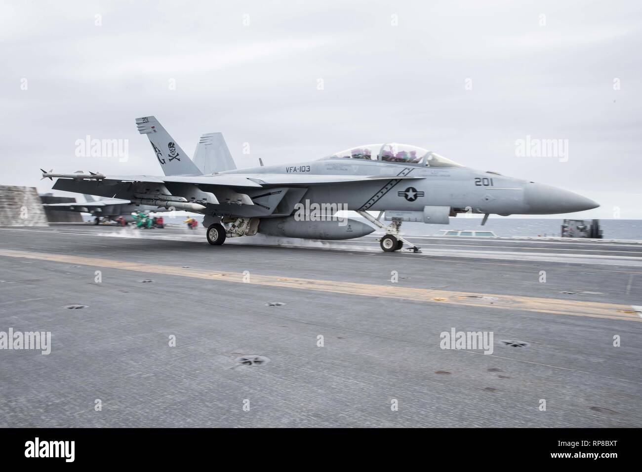 190219-N-UX312-0301 OCEANO ATLANTICO (feb. 19, 2019) Un F/A-18F Super Hornet assegnato al "Jolly Rogers' di Strike Fighter Squadron (VFA) 103 lancia dal ponte di volo dell'Nimitz-class portaerei USS Abraham Lincoln (CVN 72). Abraham Lincoln è in corso composito conduttore unità di addestramento esercizio (COMPTUEX) con supporto Strike gruppo (CSG) 12. I componenti del CSG 12 incarnano un team-di-squadre concetto, che unisce la superficie avanzata, aria e sistemi attivi per creare e sostenere la capacità operativa. Questo consente loro di preparare e condurre operazioni globali di disporre di efficaci e ultimo Foto Stock