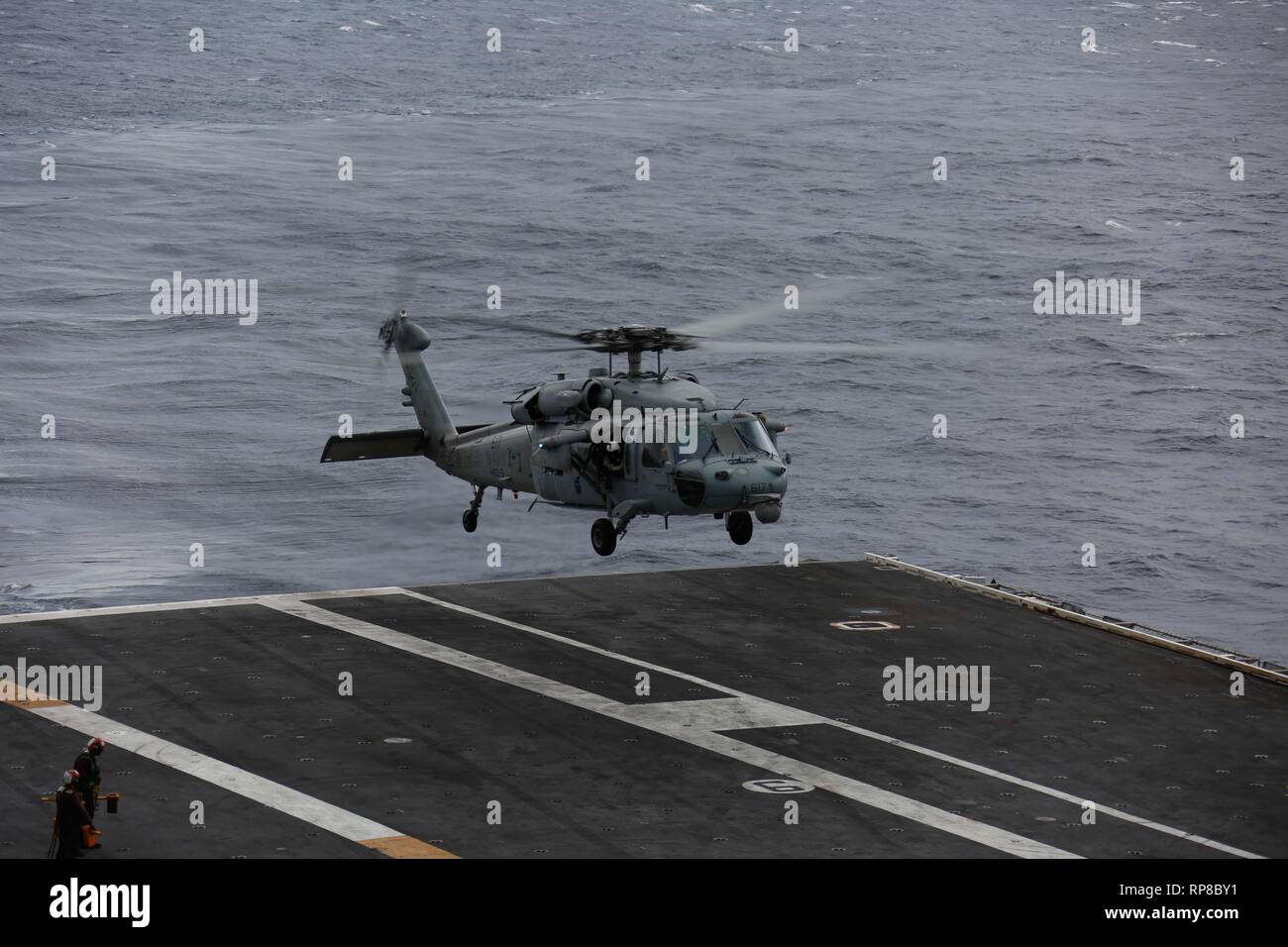 190219-N-MM912-1055 OCEANO ATLANTICO (feb. 19, 2019) un MH-60S Sea Hawk elicottero assegnato al 'Nightdippers' di elicottero di mare squadrone di combattimento (HSC) 5 si prepara a terra sul ponte di volo dell'Nimitz-class portaerei USS Abraham Lincoln (CVN 72). Abraham Lincoln è in corso composito conduttore unità di addestramento esercizio (COMPTUEX) con supporto Strike gruppo (CSG) 12. I componenti del CSG 12 incarnano un team-di-squadre concetto, che unisce la superficie avanzata, aria e sistemi attivi per creare e sostenere la capacità operativa. Questo consente loro di preparare e condurre operazioni globali hanno Foto Stock