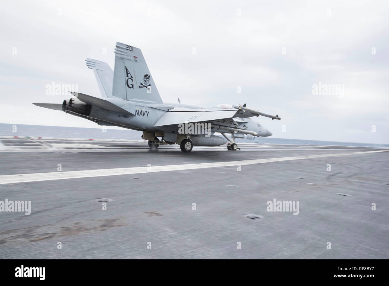190219-N-UX312-0310 OCEANO ATLANTICO (feb. 19, 2019) Un F/A-18F Super Hornet assegnato al "Jolly Rogers' di Strike Fighter Squadron (VFA) 103 lancia dal ponte di volo dell'Nimitz-class portaerei USS Abraham Lincoln (CVN 72). Abraham Lincoln è in corso composito conduttore unità di addestramento esercizio (COMPTUEX) con supporto Strike gruppo (CSG) 12. I componenti del CSG 12 incarnano un team-di-squadre concetto, che unisce la superficie avanzata, aria e sistemi attivi per creare e sostenere la capacità operativa. Questo consente loro di preparare e condurre operazioni globali di disporre di efficaci e ultimo Foto Stock