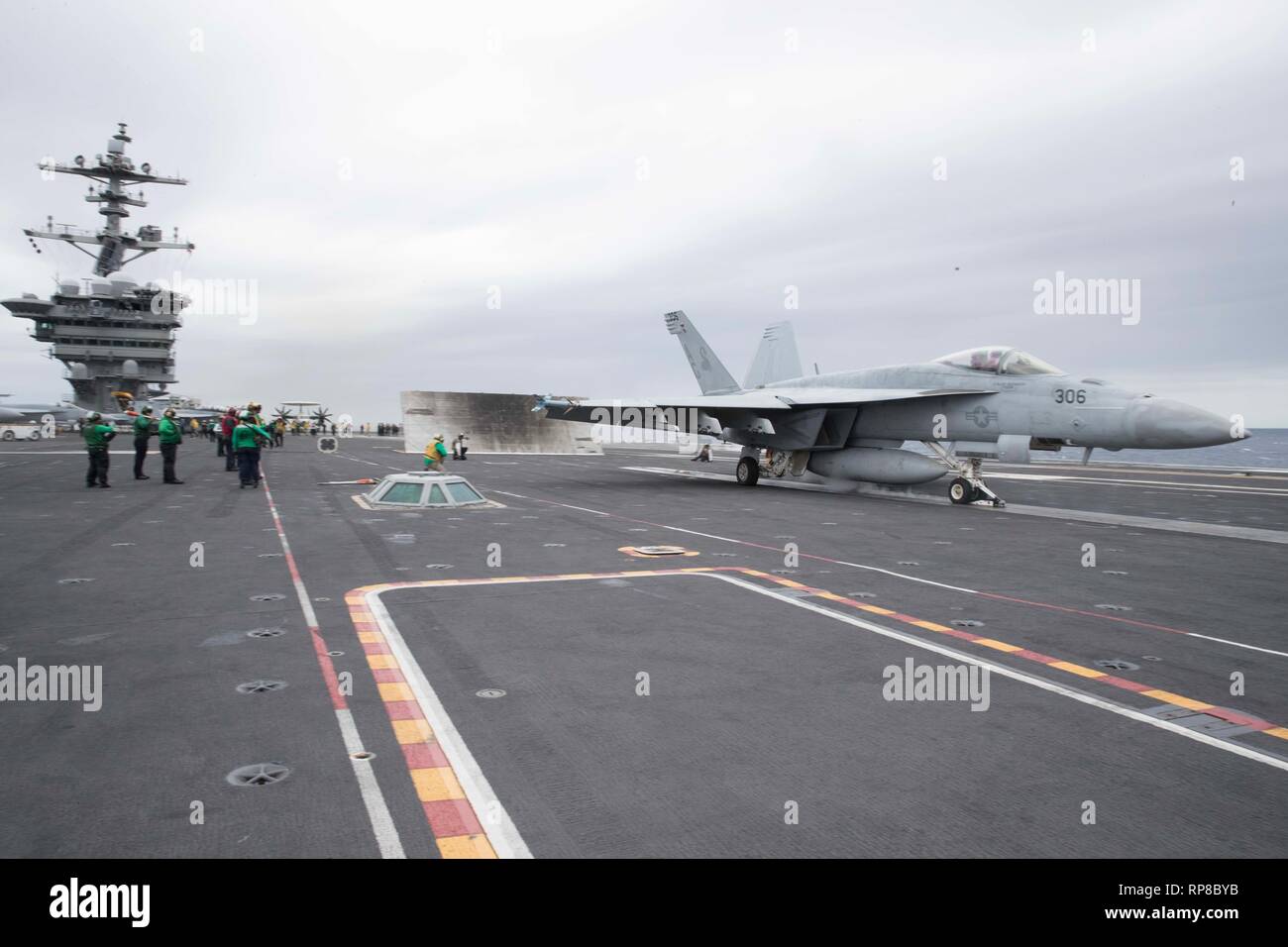 190219-N-UX312-0449 OCEANO ATLANTICO (feb. 19, 2019) Un F/A-18E Super Hornet assegnato al "Jolly Rogers' di Strike Fighter Squadron (VFA) 103 lancia dal ponte di volo dell'Nimitz-class portaerei USS Abraham Lincoln (CVN 72). Abraham Lincoln è in corso composito conduttore unità di addestramento esercizio (COMPTUEX) con supporto Strike gruppo (CSG) 12. I componenti del CSG 12 incarnano un team-di-squadre concetto, che unisce la superficie avanzata, aria e sistemi attivi per creare e sostenere la capacità operativa. Questo consente loro di preparare e condurre operazioni globali di disporre di efficaci e ultimo Foto Stock
