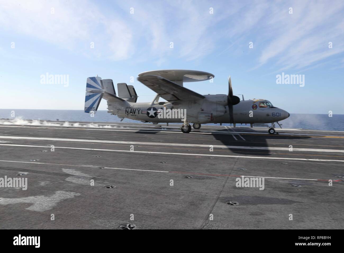 190217-N-UX312-0032 OCEANO ATLANTICO (feb. 17, 2019) E-2D Hawkeye dal 'Bluetails' di Carrier Airborne Early Warning Squadron (VAW) 121 lancia dal ponte di volo dell'Nimitz-class portaerei USS Abraham Lincoln (CVN 72). Abraham Lincoln è in corso composito conduttore unità di addestramento esercizio (COMPTUEX) con supporto Strike gruppo (CSG) 12. I componenti del CSG 12 incarnano un team-di-squadre concetto, che unisce la superficie avanzata, aria e sistemi attivi per creare e sostenere la capacità operativa. Questo consente loro di preparare e condurre operazioni globali di disporre di efficaci e lastin Foto Stock
