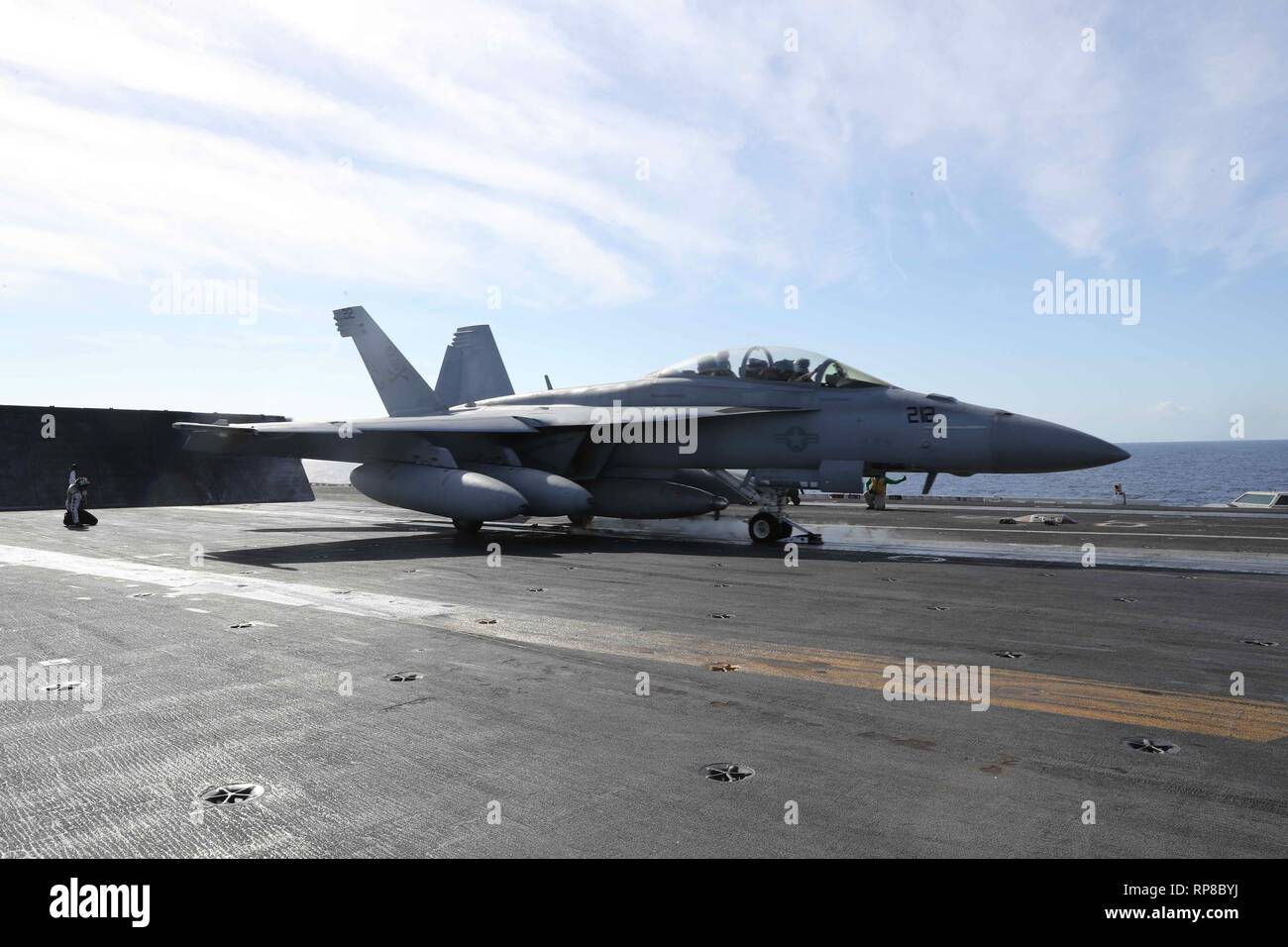 190217-N-UX312-0066 OCEANO ATLANTICO (feb. 17, 2019) Un F/A-18F Super Hornet da "Jolly" Rogers di Strike Fighter Squadron (VFA) 103 lancia dal ponte di volo dell'Nimitz-class portaerei USS Abraham Lincoln (CVN 72). Abraham Lincoln è in corso composito conduttore unità di addestramento esercizio (COMPTUEX) con supporto Strike gruppo (CSG) 12. I componenti del CSG 12 incarnano un team-di-squadre concetto, che unisce la superficie avanzata, aria e sistemi attivi per creare e sostenere la capacità operativa. Questo consente loro di preparare e condurre operazioni globali, sono efficaci e durevoli com Foto Stock